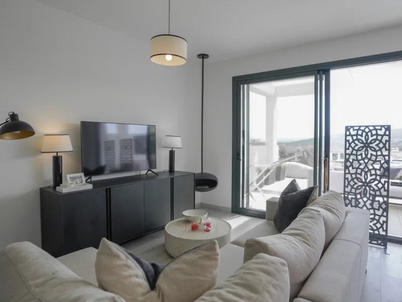 This beautifully furnished 3-bedroom semi-detached house is located in the sought-after Bahía de las Rocas area of Manilva, perfectly positioned between Sotogrande and La Duquesa. Set within a secure gated community, this south-facing property offers brea