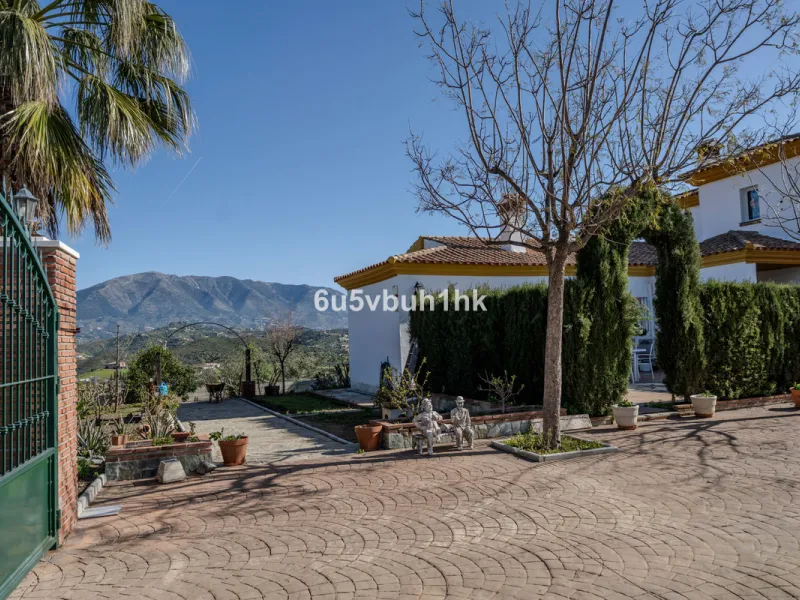 Charming Andalusian Villa in Entrerríos – privacy, open views and equestrian potential near the coast