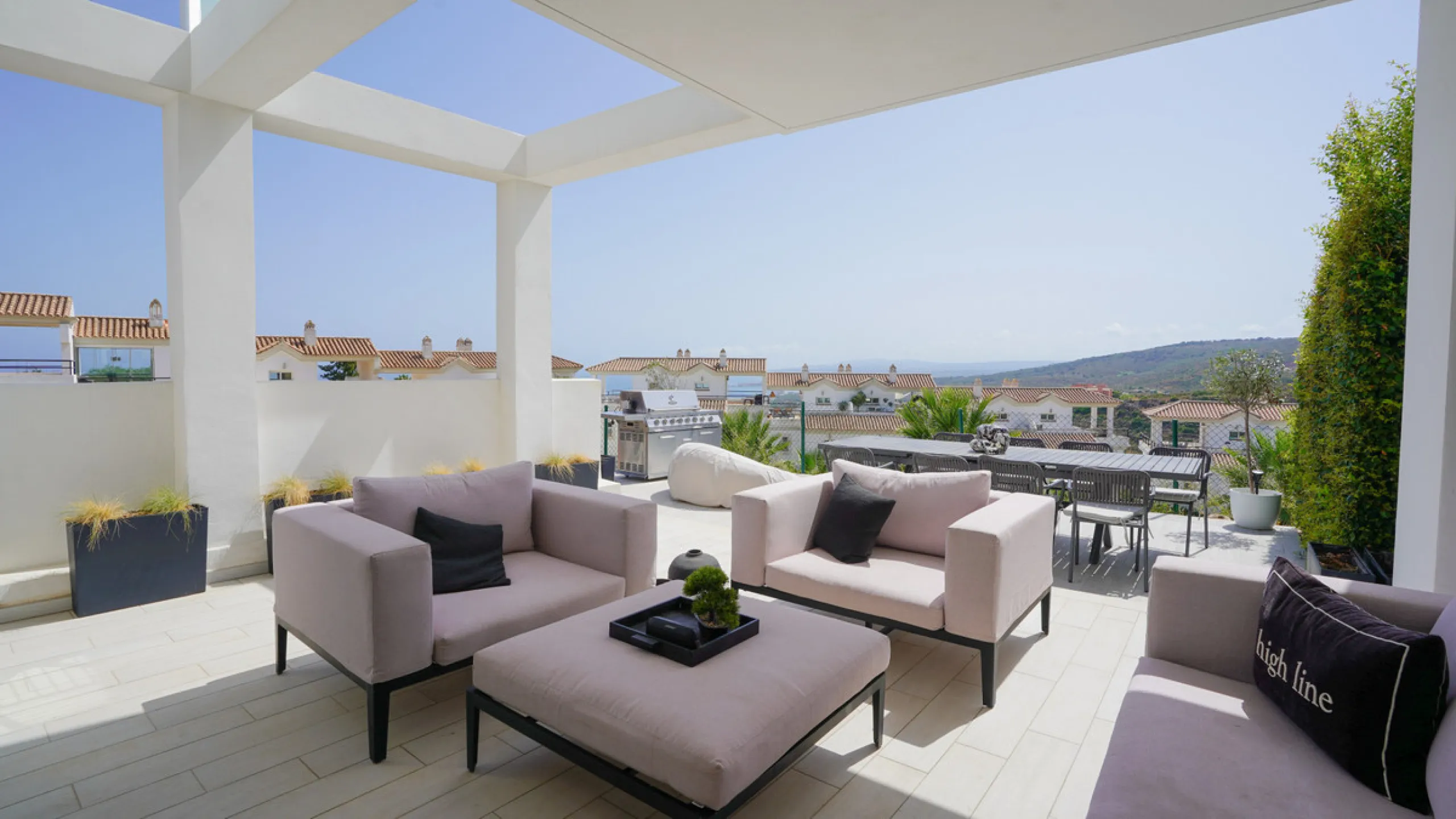 This beautifully furnished 3-bedroom semi-detached house is located in the sought-after Bahía de las Rocas area of Manilva, perfectly positioned between Sotogrande and La Duquesa. Set within a secure gated community, this south-facing property offers brea