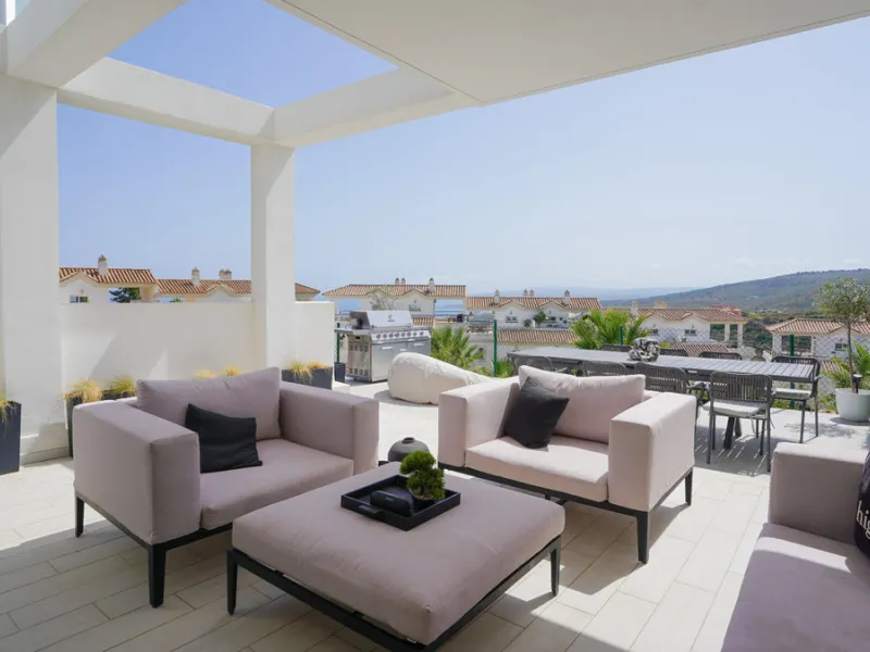This beautifully furnished 3-bedroom semi-detached house is located in the sought-after Bahía de las Rocas area of Manilva, perfectly positioned between Sotogrande and La Duquesa. Set within a secure gated community, this south-facing property offers brea