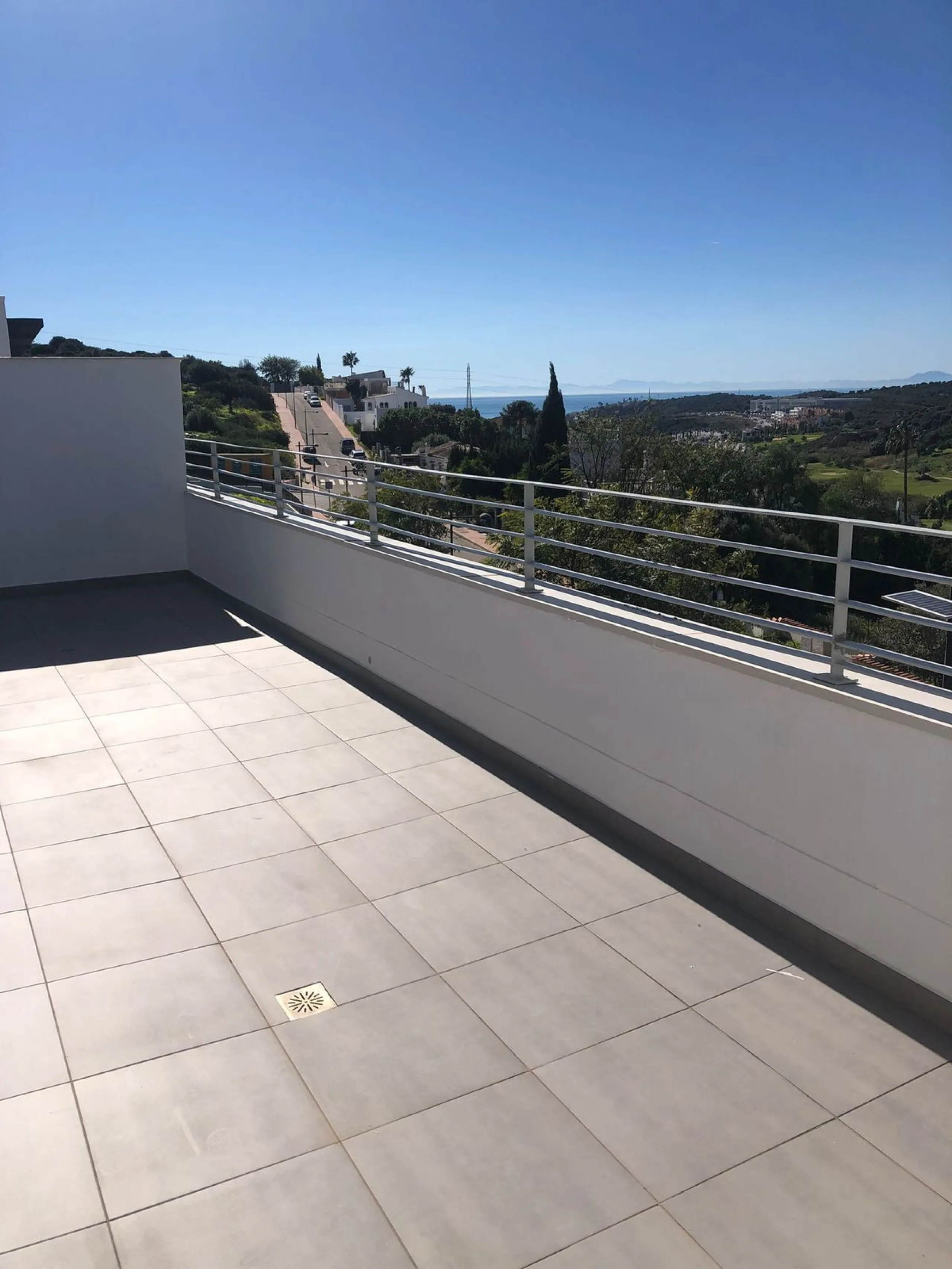 Apartment - Middle Floor Apartment в продаже в Estepona, Málaga. В доме 2 спален и 2 ванных комнат. Площадь дома 85 м²