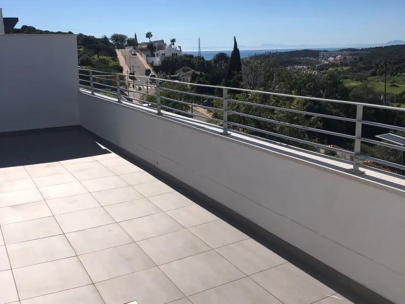 Apartment - Middle Floor Apartment в продаже в Estepona, Málaga. В доме 2 спален и 2 ванных комнат. Площадь дома 85 м²