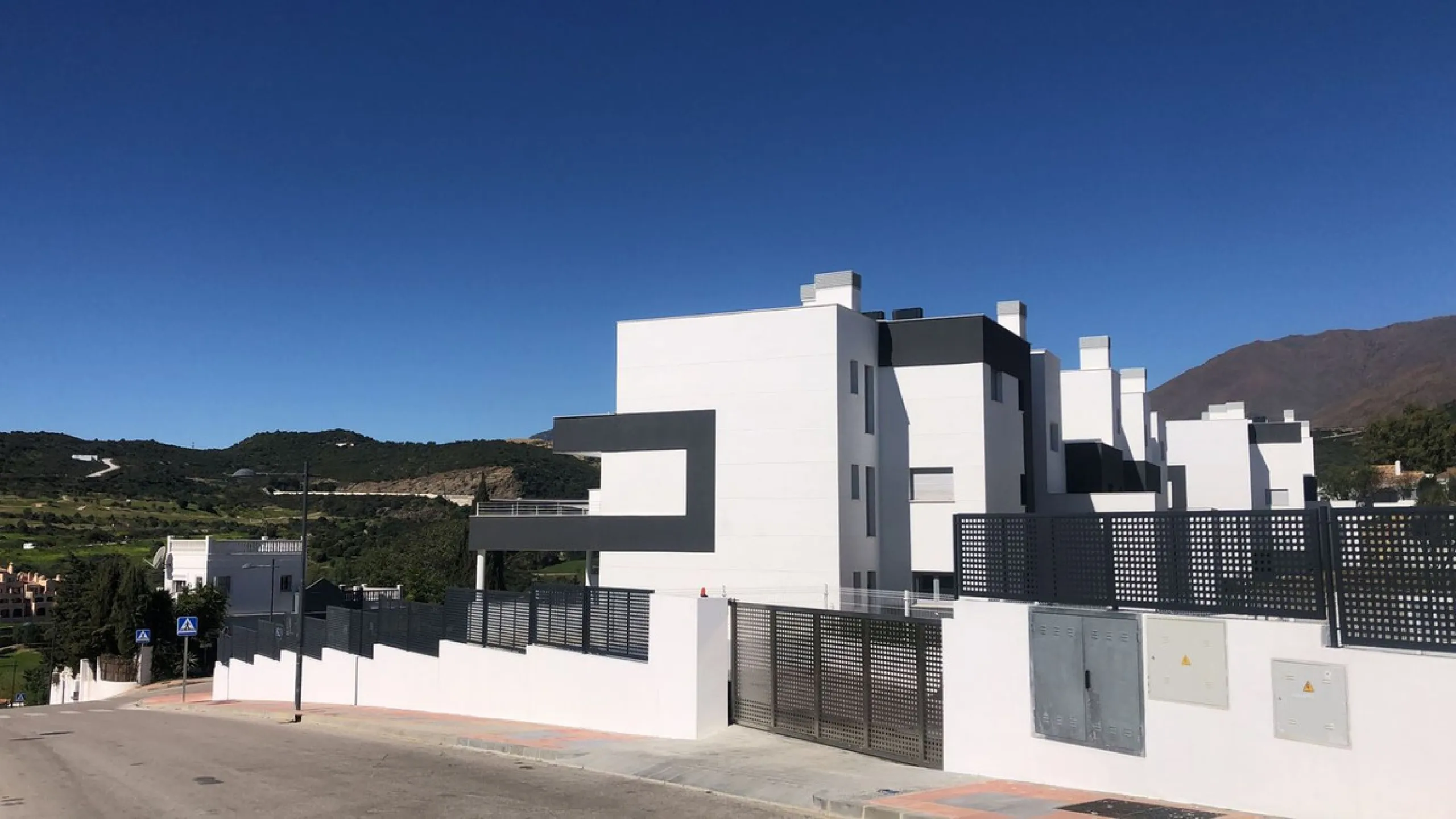 Apartment - Middle Floor Apartment в продаже в Estepona, Málaga. В доме 2 спален и 2 ванных комнат. Площадь дома 85 м²