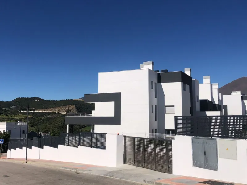 Apartment - Middle Floor Apartment в продаже в Estepona, Málaga. В доме 2 спален и 2 ванных комнат. Площадь дома 85 м²