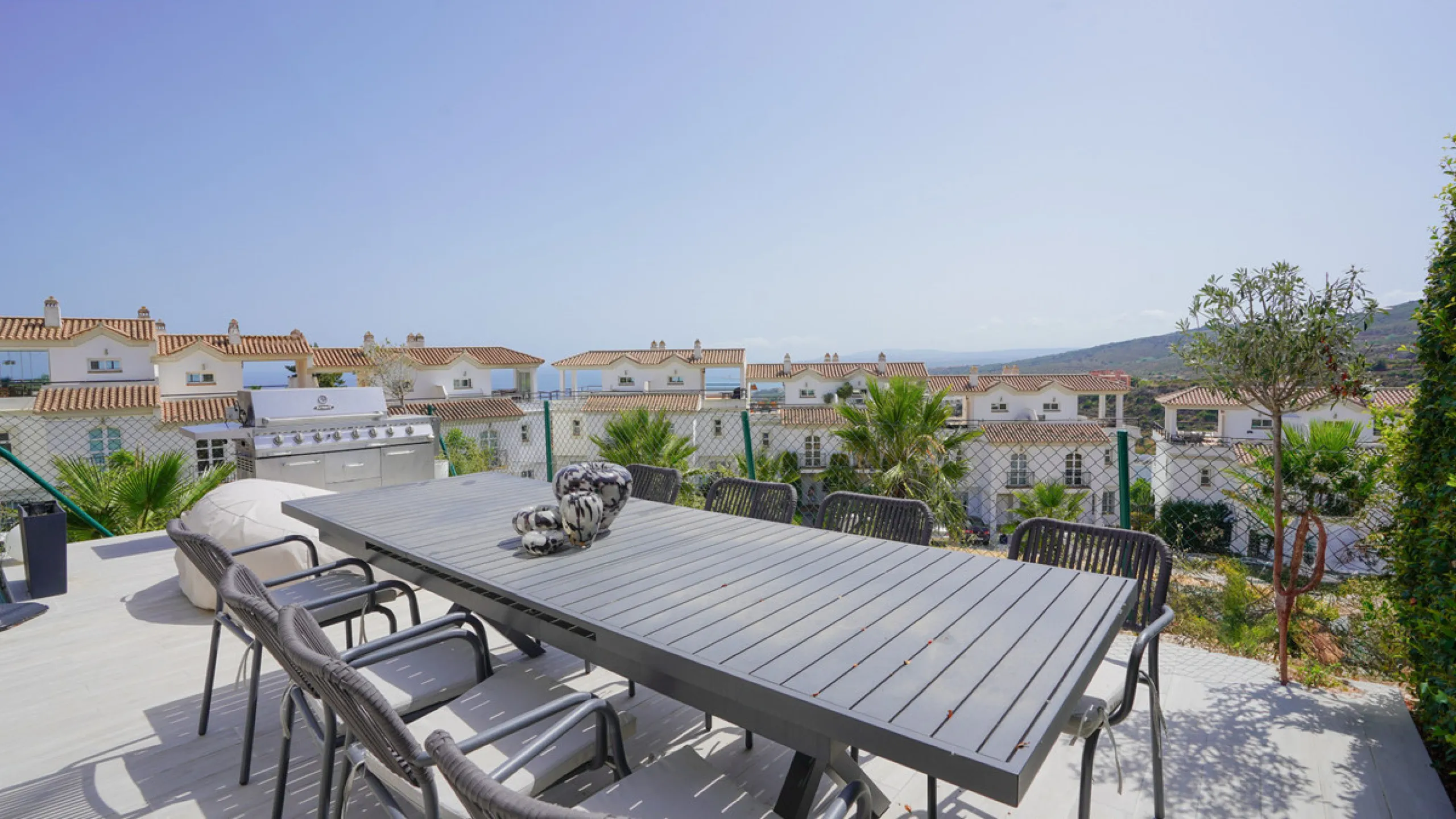 This beautifully furnished 3-bedroom semi-detached house is located in the sought-after Bahía de las Rocas area of Manilva, perfectly positioned between Sotogrande and La Duquesa. Set within a secure gated community, this south-facing property offers brea