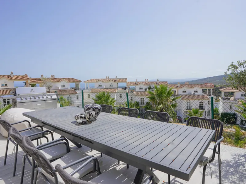 This beautifully furnished 3-bedroom semi-detached house is located in the sought-after Bahía de las Rocas area of Manilva, perfectly positioned between Sotogrande and La Duquesa. Set within a secure gated community, this south-facing property offers brea