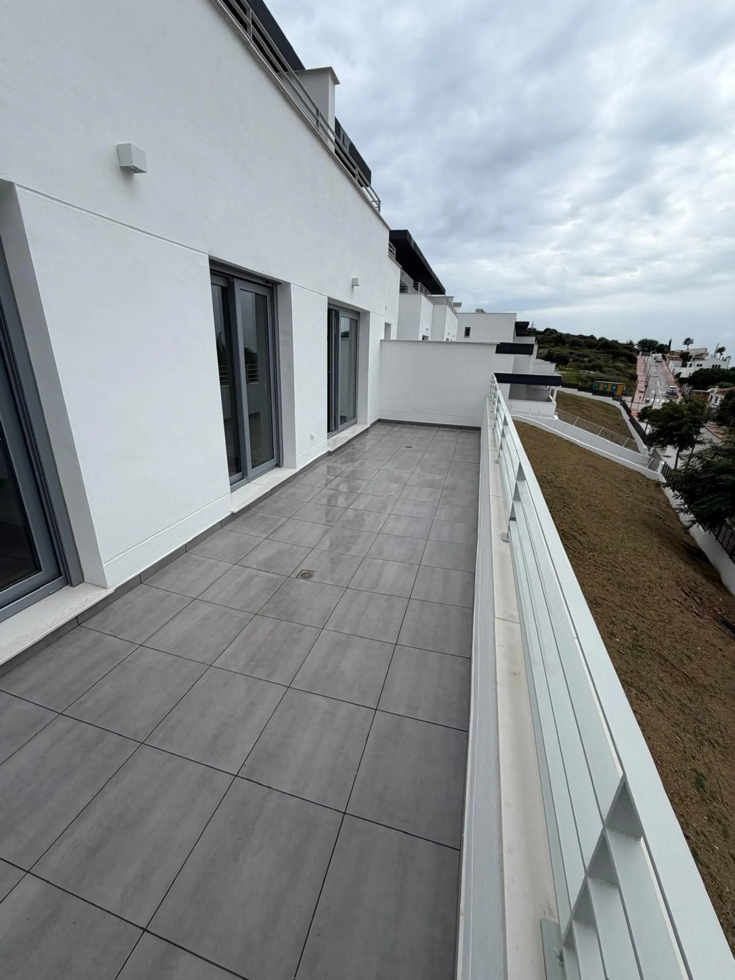Apartment - Middle Floor Apartment в продаже в Estepona, Málaga. В доме 2 спален и 2 ванных комнат. Площадь дома 85 м²