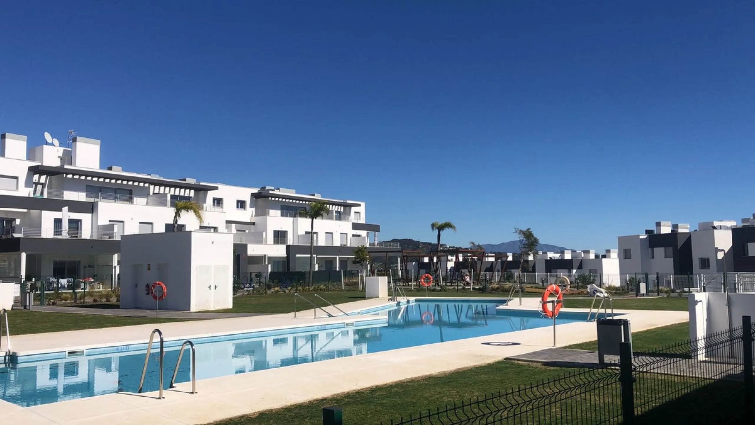Apartment - Middle Floor Apartment в продаже в Estepona, Málaga. В доме 2 спален и 2 ванных комнат. Площадь дома 85 м²