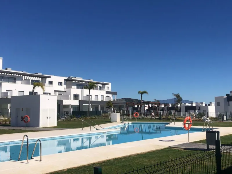 Apartment - Middle Floor Apartment в продаже в Estepona, Málaga. В доме 2 спален и 2 ванных комнат. Площадь дома 85 м²