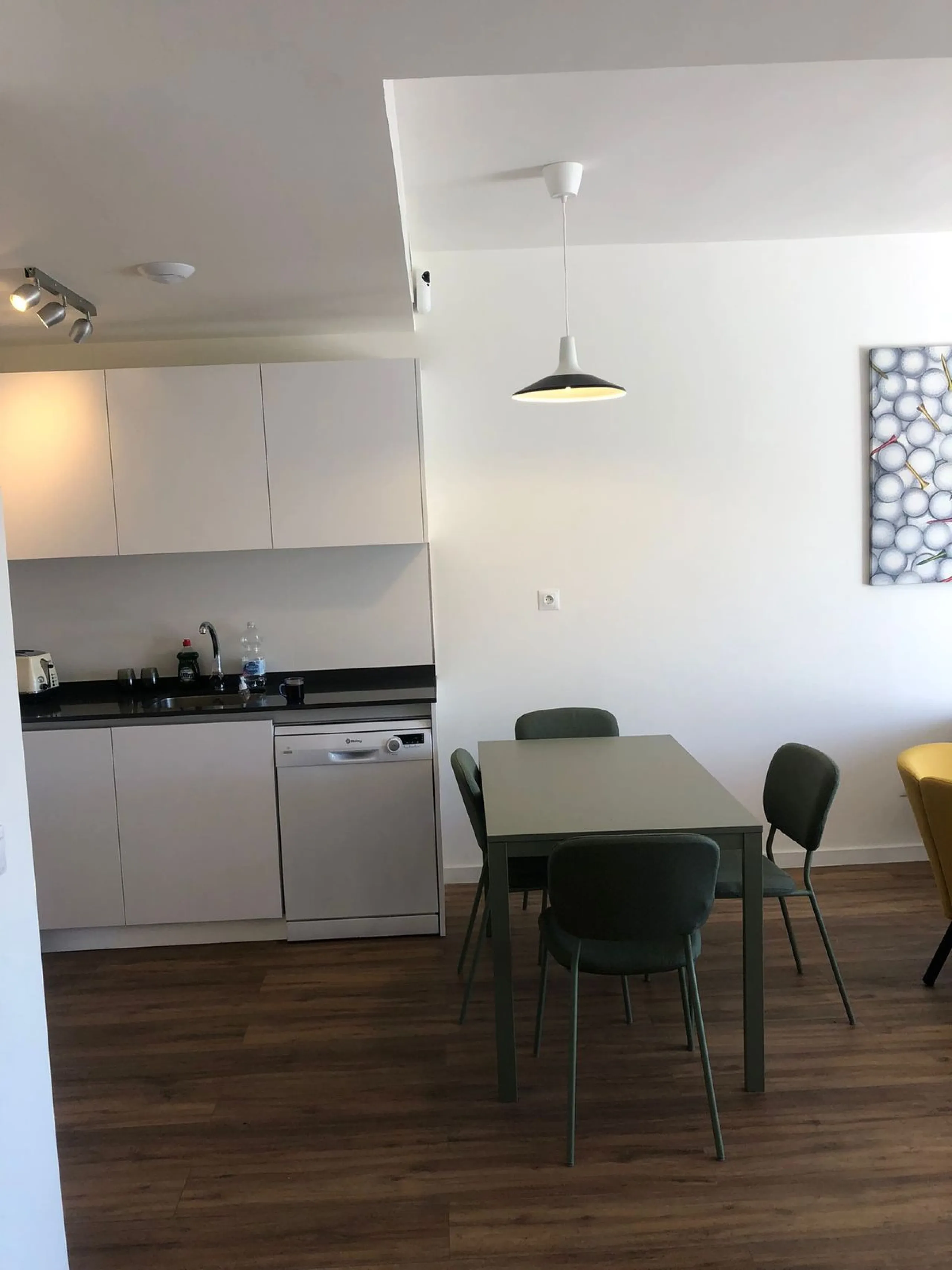Apartment - Middle Floor Apartment в продаже в Estepona, Málaga. В доме 2 спален и 2 ванных комнат. Площадь дома 85 м²