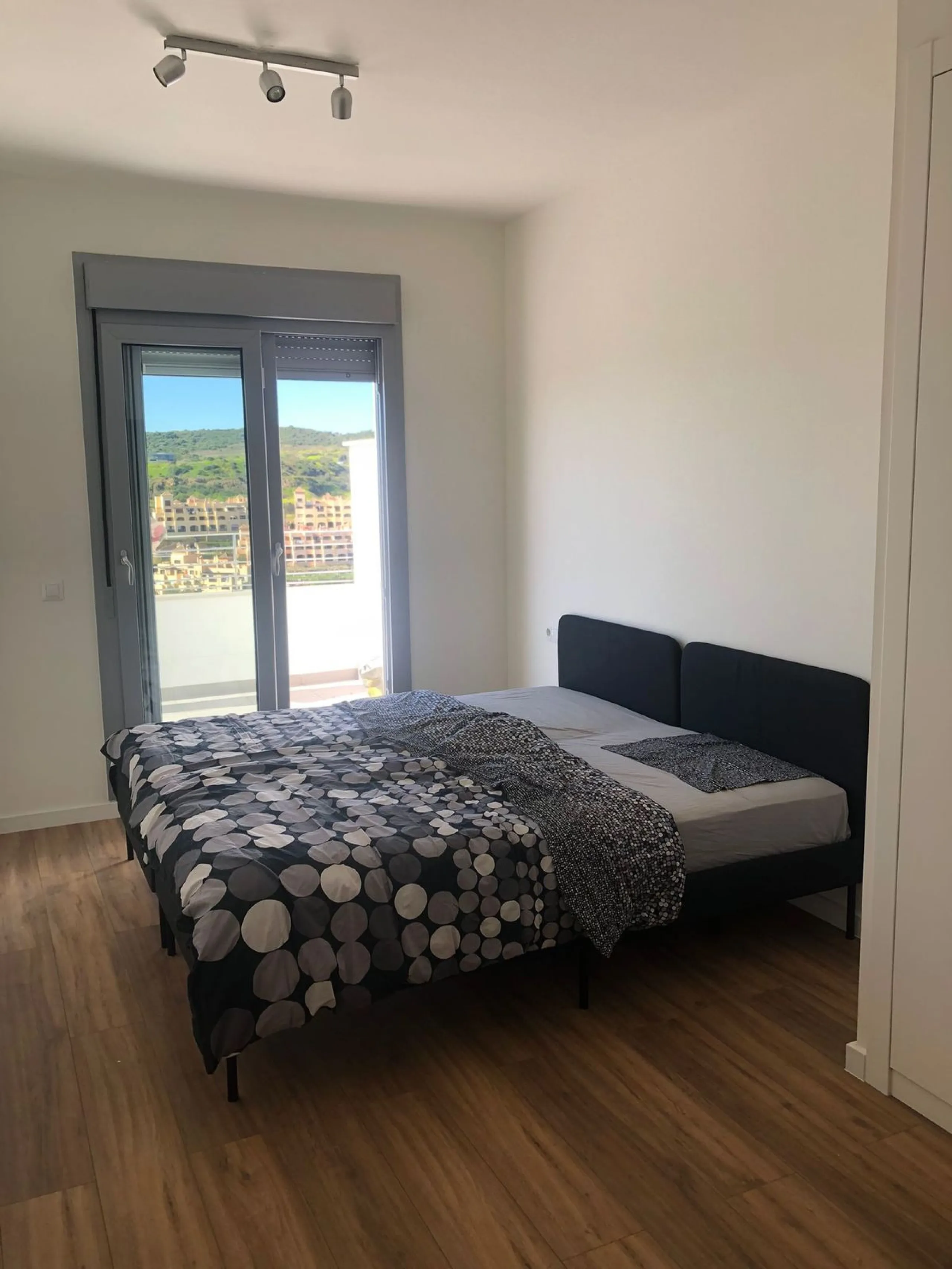 Apartment - Middle Floor Apartment в продаже в Estepona, Málaga. В доме 2 спален и 2 ванных комнат. Площадь дома 85 м²