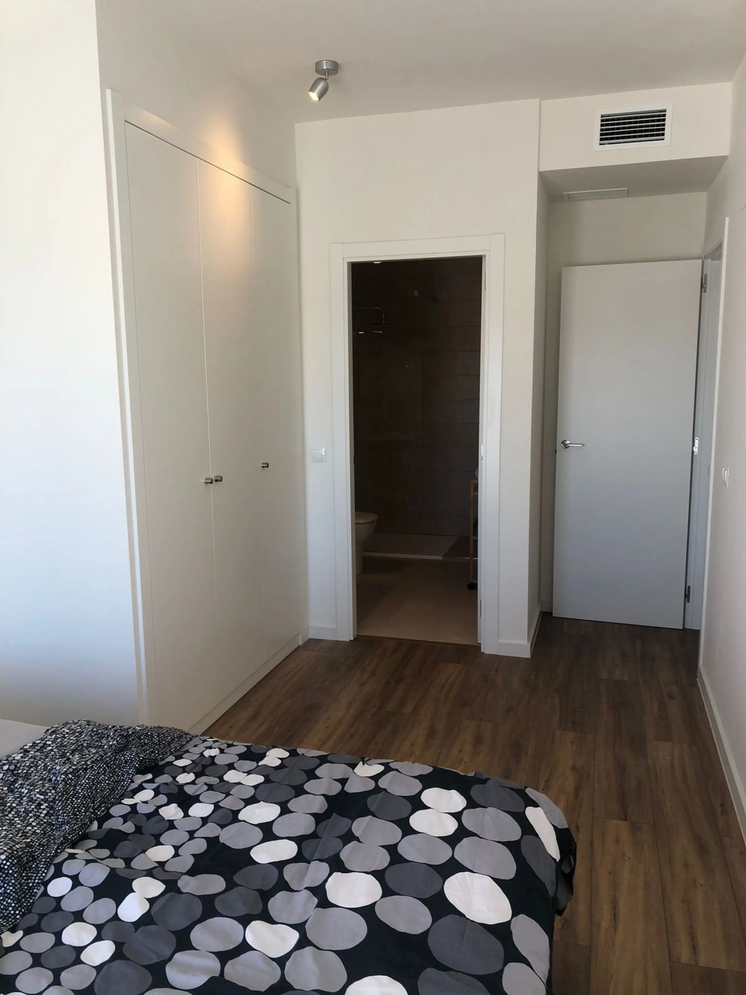 Apartment - Middle Floor Apartment в продаже в Estepona, Málaga. В доме 2 спален и 2 ванных комнат. Площадь дома 85 м²