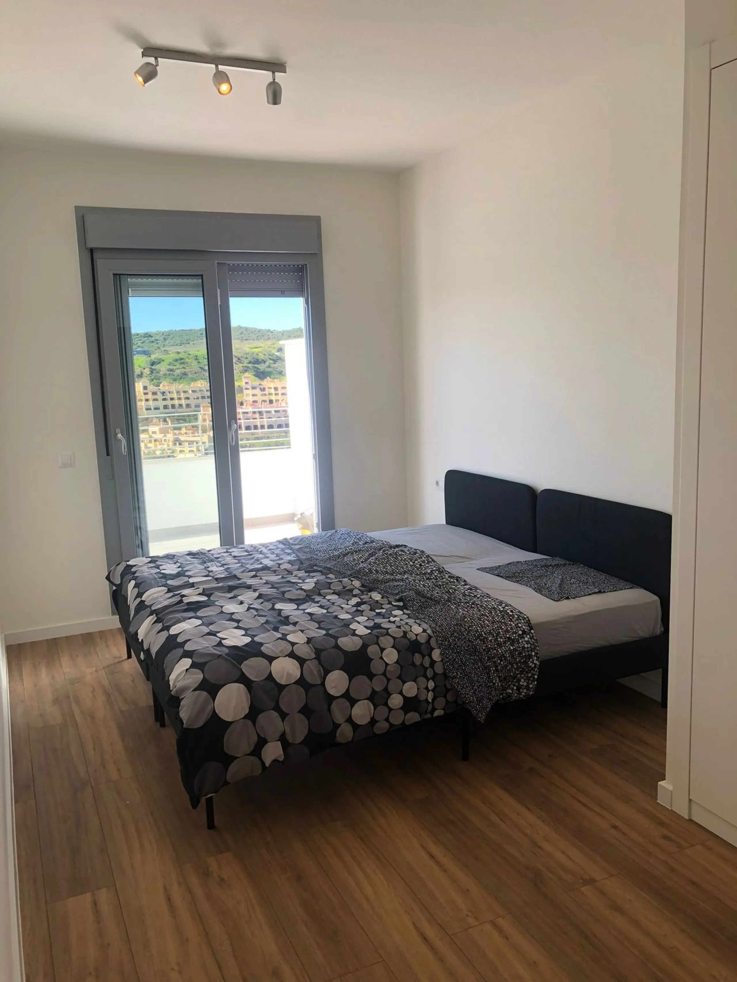 Apartment - Middle Floor Apartment в продаже в Estepona, Málaga. В доме 2 спален и 2 ванных комнат. Площадь дома 85 м²