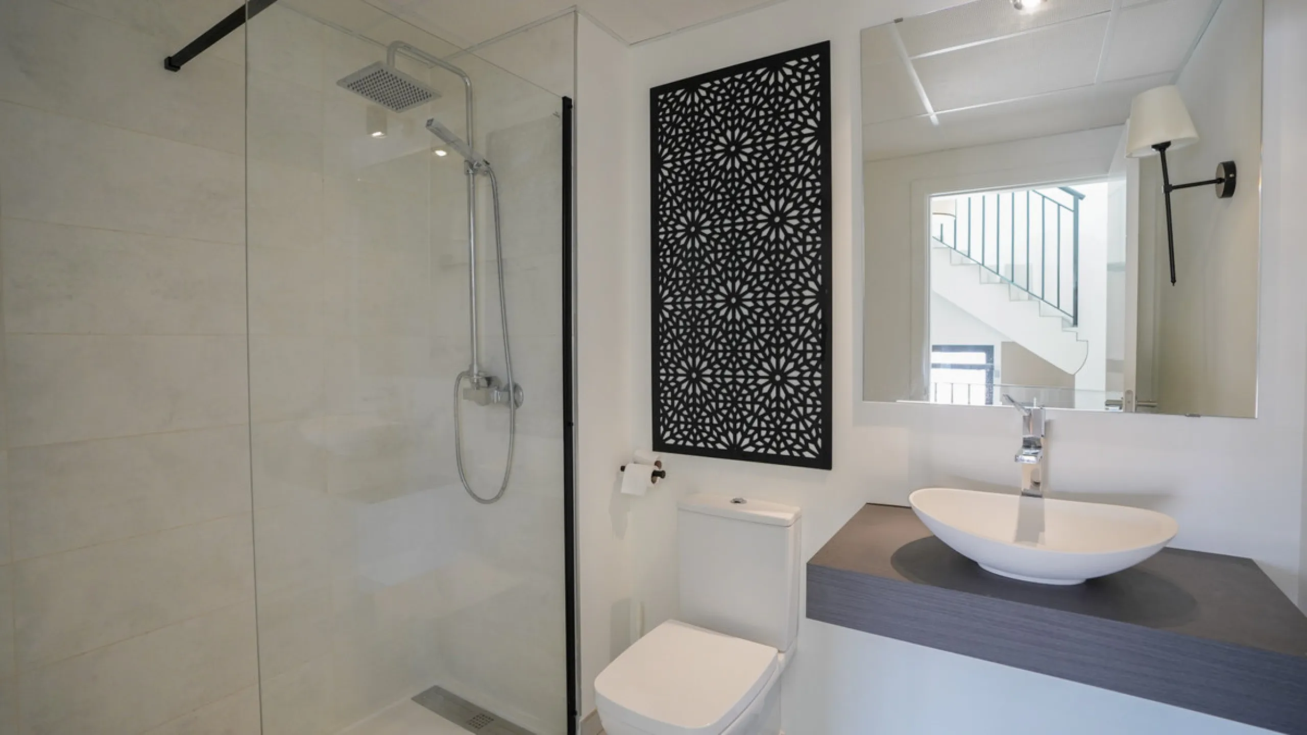 This beautifully furnished 3-bedroom semi-detached house is located in the sought-after Bahía de las Rocas area of Manilva, perfectly positioned between Sotogrande and La Duquesa. Set within a secure gated community, this south-facing property offers brea