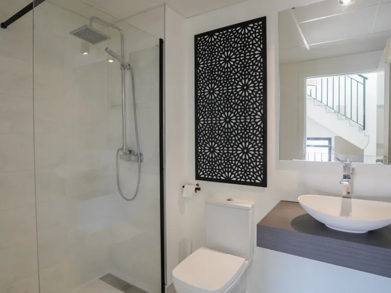 This beautifully furnished 3-bedroom semi-detached house is located in the sought-after Bahía de las Rocas area of Manilva, perfectly positioned between Sotogrande and La Duquesa. Set within a secure gated community, this south-facing property offers brea