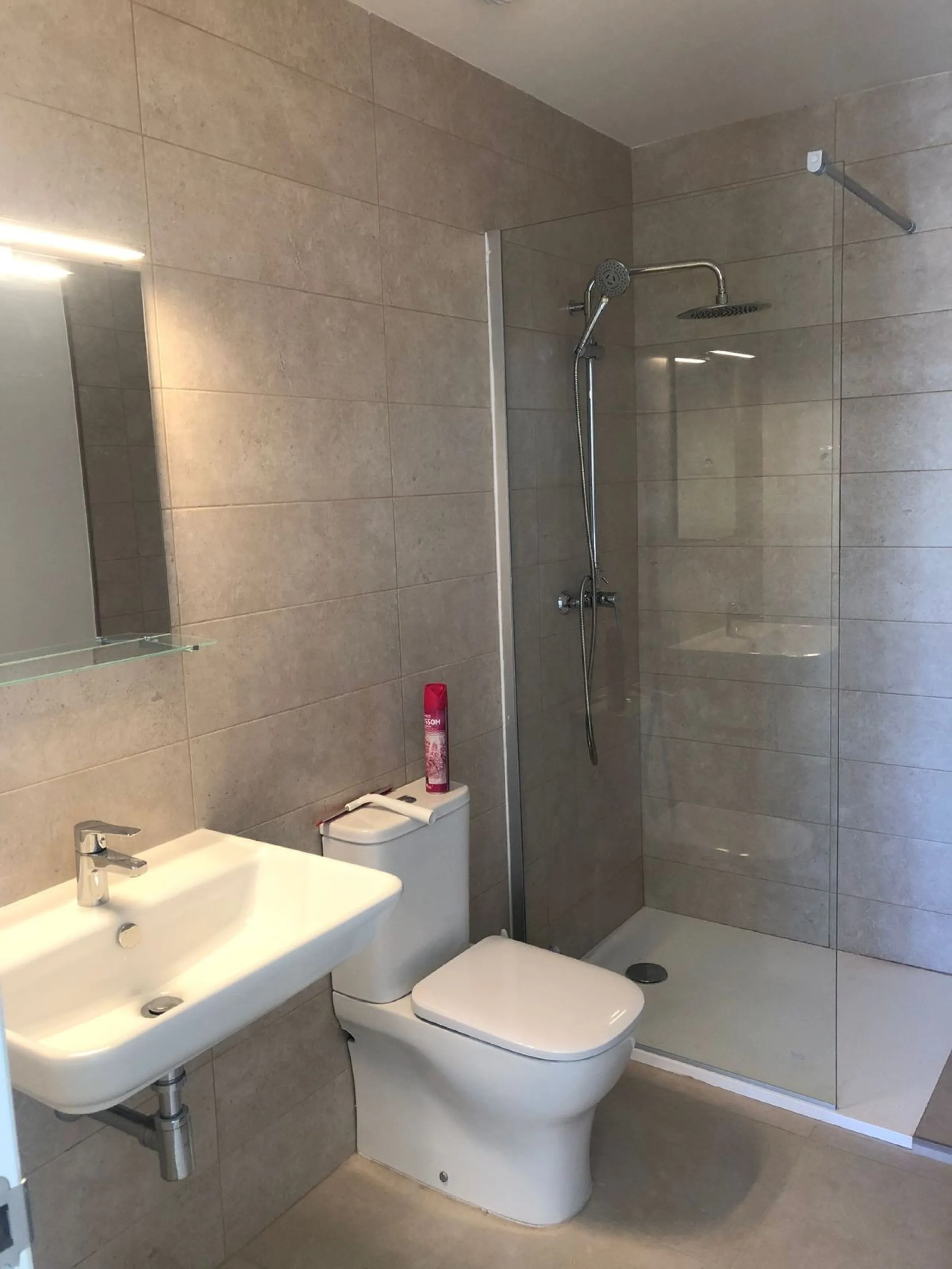 Apartment - Middle Floor Apartment в продаже в Estepona, Málaga. В доме 2 спален и 2 ванных комнат. Площадь дома 85 м²