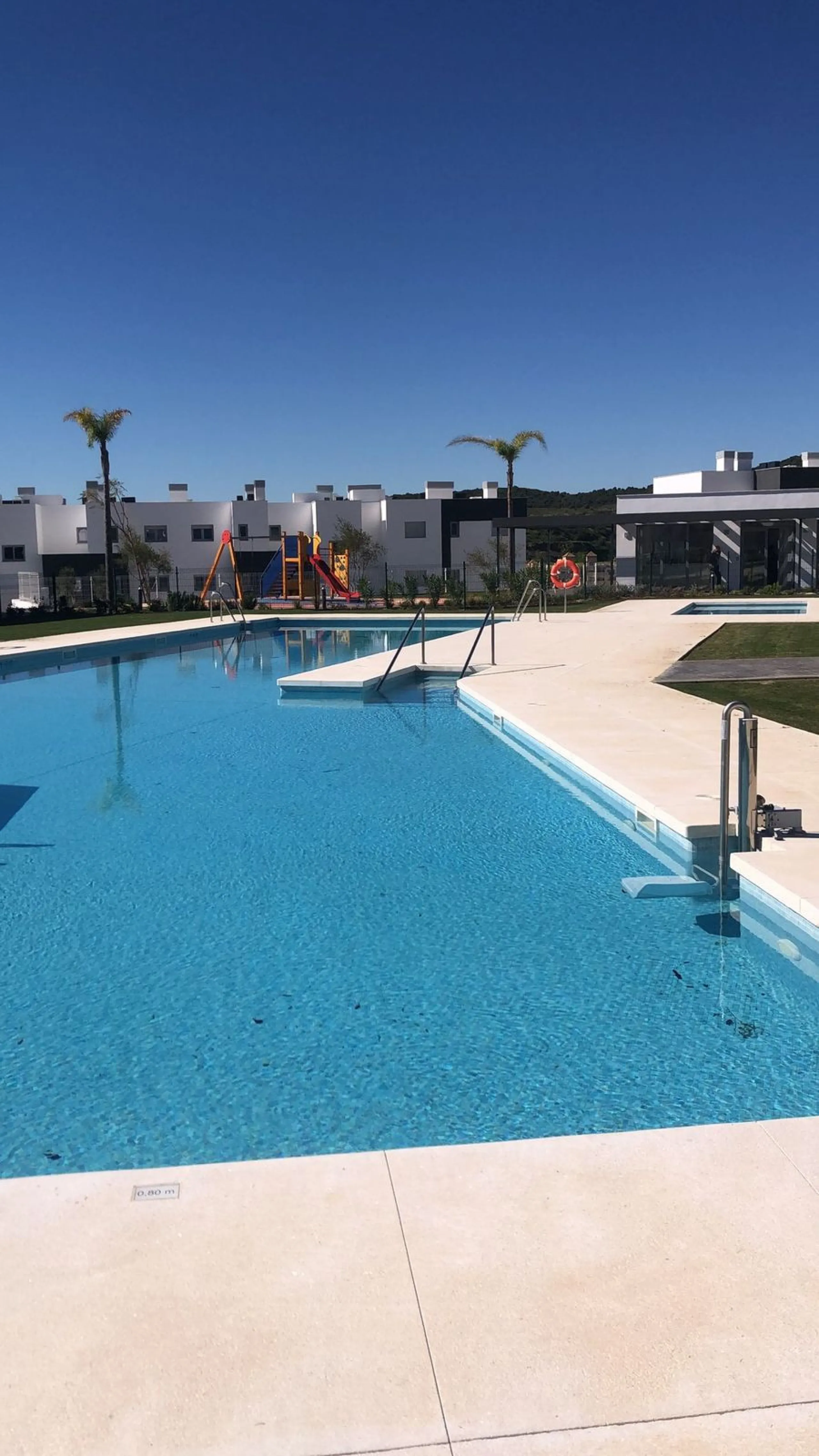 Apartment - Middle Floor Apartment в продаже в Estepona, Málaga. В доме 2 спален и 2 ванных комнат. Площадь дома 85 м²