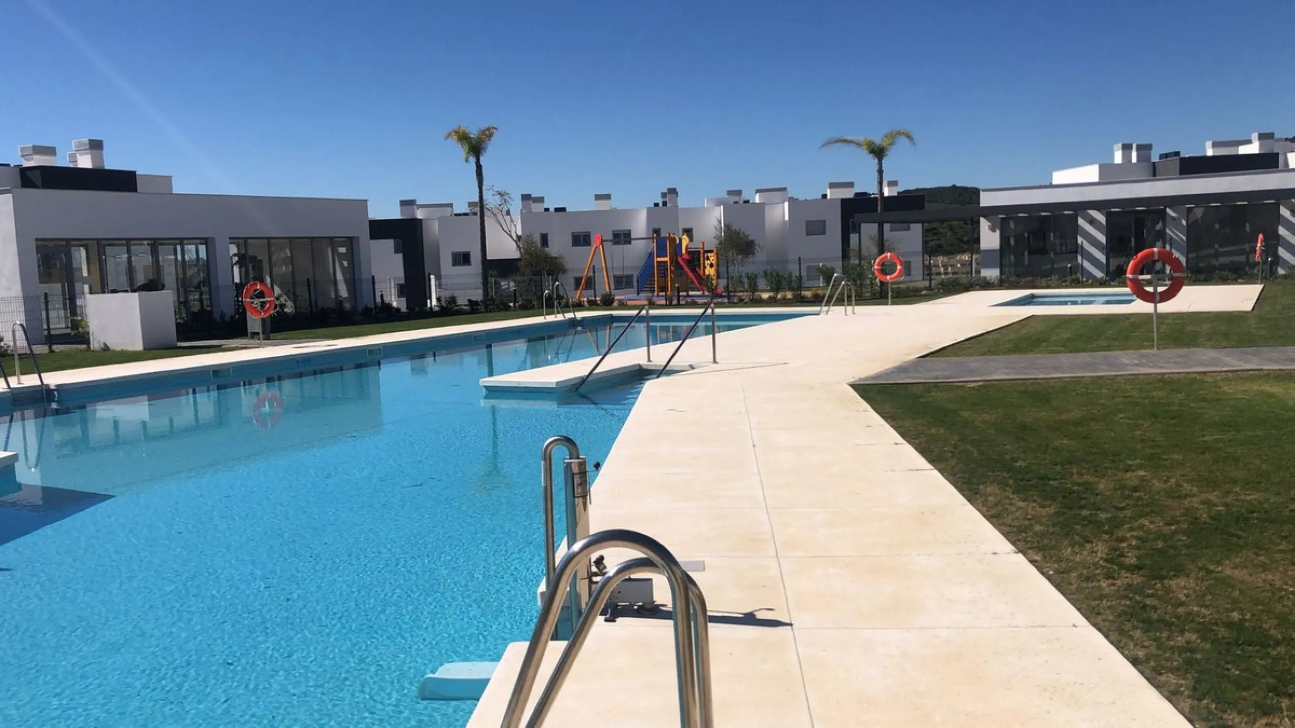 Apartment - Middle Floor Apartment в продаже в Estepona, Málaga. В доме 2 спален и 2 ванных комнат. Площадь дома 85 м²