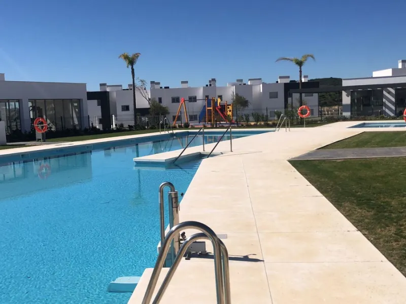 Apartment - Middle Floor Apartment в продаже в Estepona, Málaga. В доме 2 спален и 2 ванных комнат. Площадь дома 85 м²