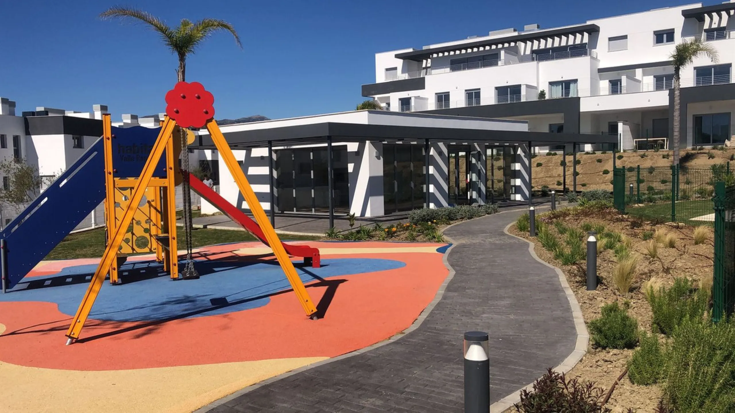Apartment - Middle Floor Apartment в продаже в Estepona, Málaga. В доме 2 спален и 2 ванных комнат. Площадь дома 85 м²