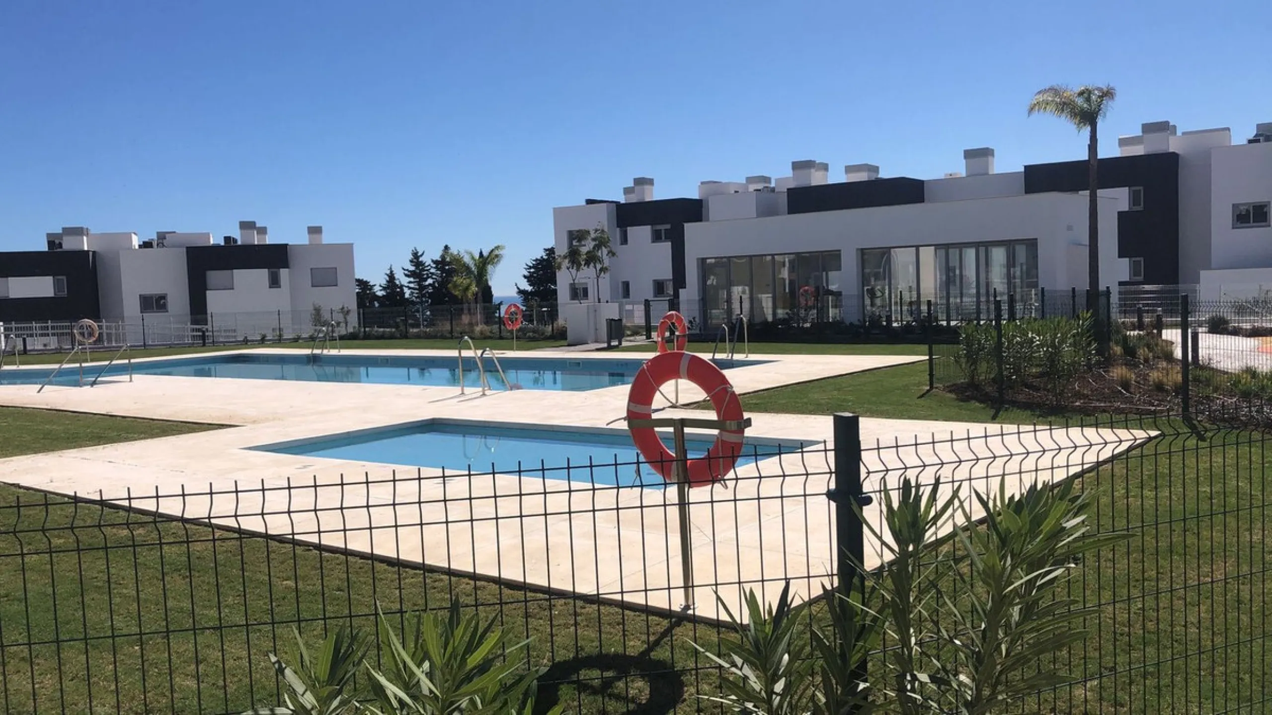 Apartment - Middle Floor Apartment в продаже в Estepona, Málaga. В доме 2 спален и 2 ванных комнат. Площадь дома 85 м²