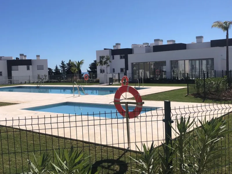 Apartment - Middle Floor Apartment в продаже в Estepona, Málaga. В доме 2 спален и 2 ванных комнат. Площадь дома 85 м²