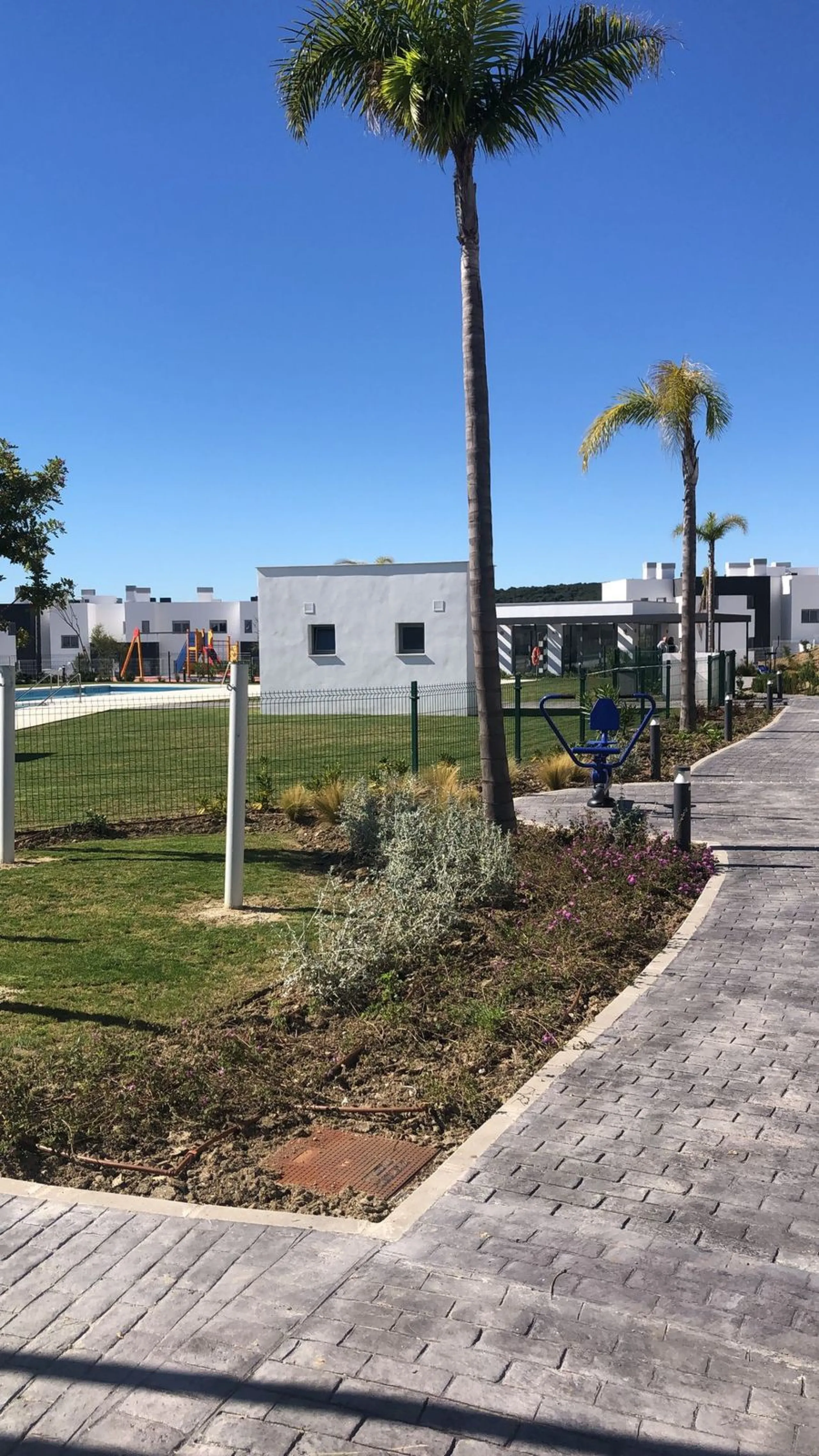 Apartment - Middle Floor Apartment в продаже в Estepona, Málaga. В доме 2 спален и 2 ванных комнат. Площадь дома 85 м²