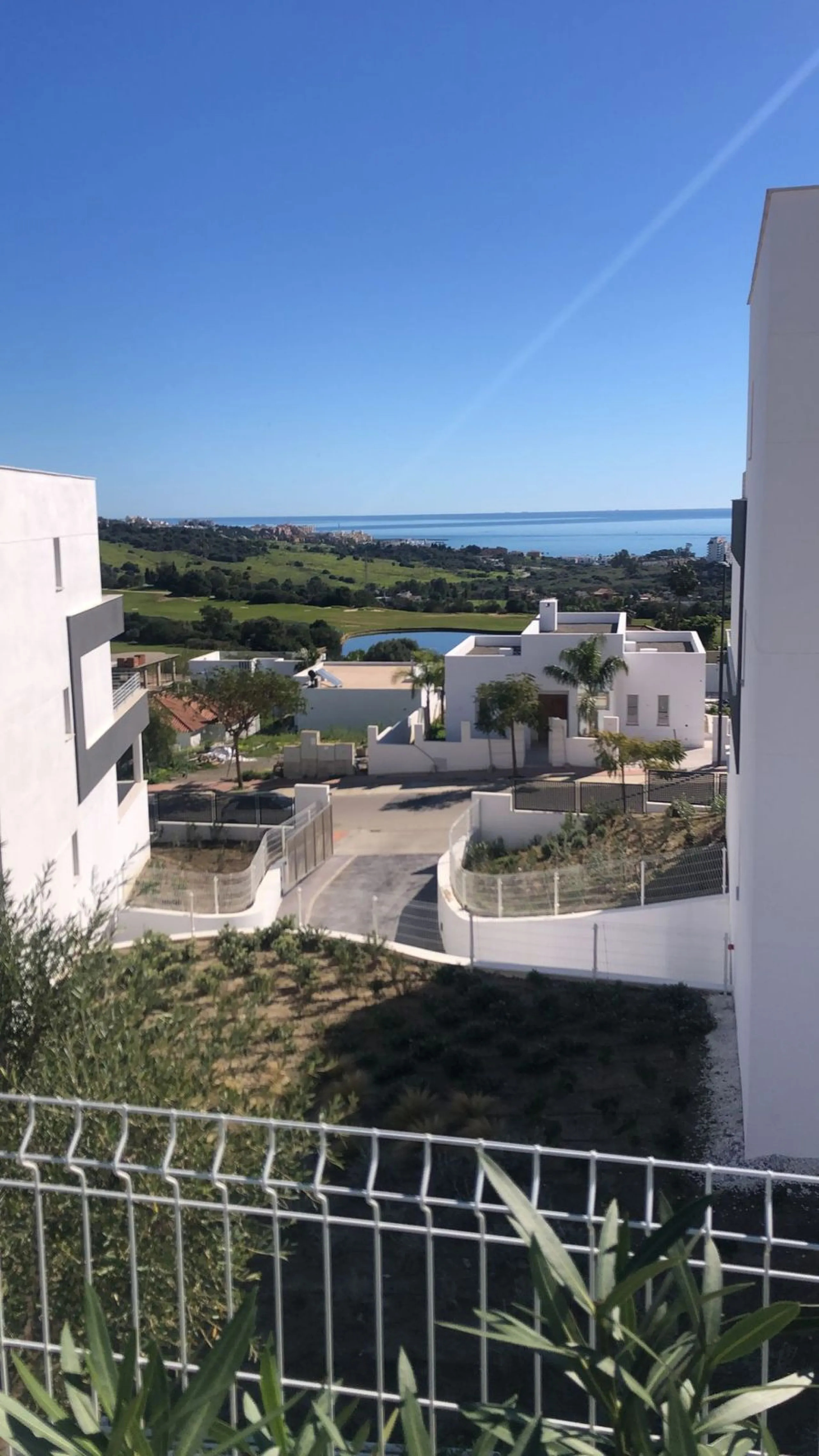 Apartment - Middle Floor Apartment в продаже в Estepona, Málaga. В доме 2 спален и 2 ванных комнат. Площадь дома 85 м²