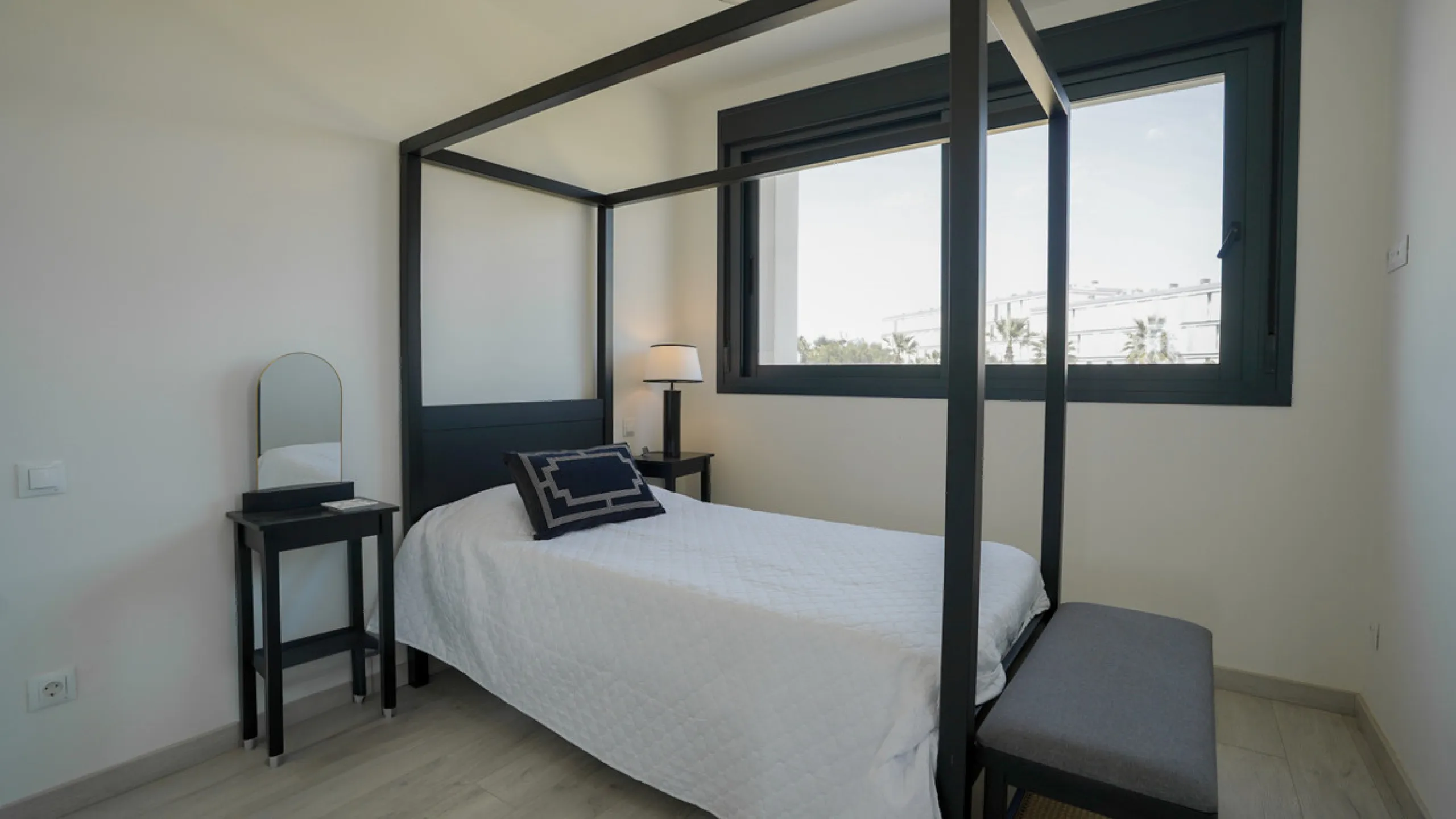 This beautifully furnished 3-bedroom semi-detached house is located in the sought-after Bahía de las Rocas area of Manilva, perfectly positioned between Sotogrande and La Duquesa. Set within a secure gated community, this south-facing property offers brea