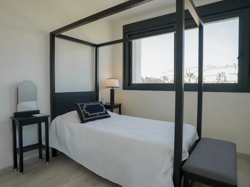 This beautifully furnished 3-bedroom semi-detached house is located in the sought-after Bahía de las Rocas area of Manilva, perfectly positioned between Sotogrande and La Duquesa. Set within a secure gated community, this south-facing property offers brea