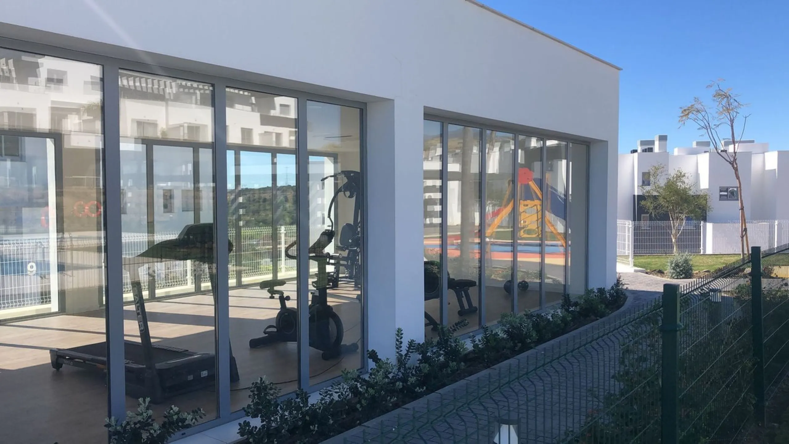 Apartment - Middle Floor Apartment в продаже в Estepona, Málaga. В доме 2 спален и 2 ванных комнат. Площадь дома 85 м²