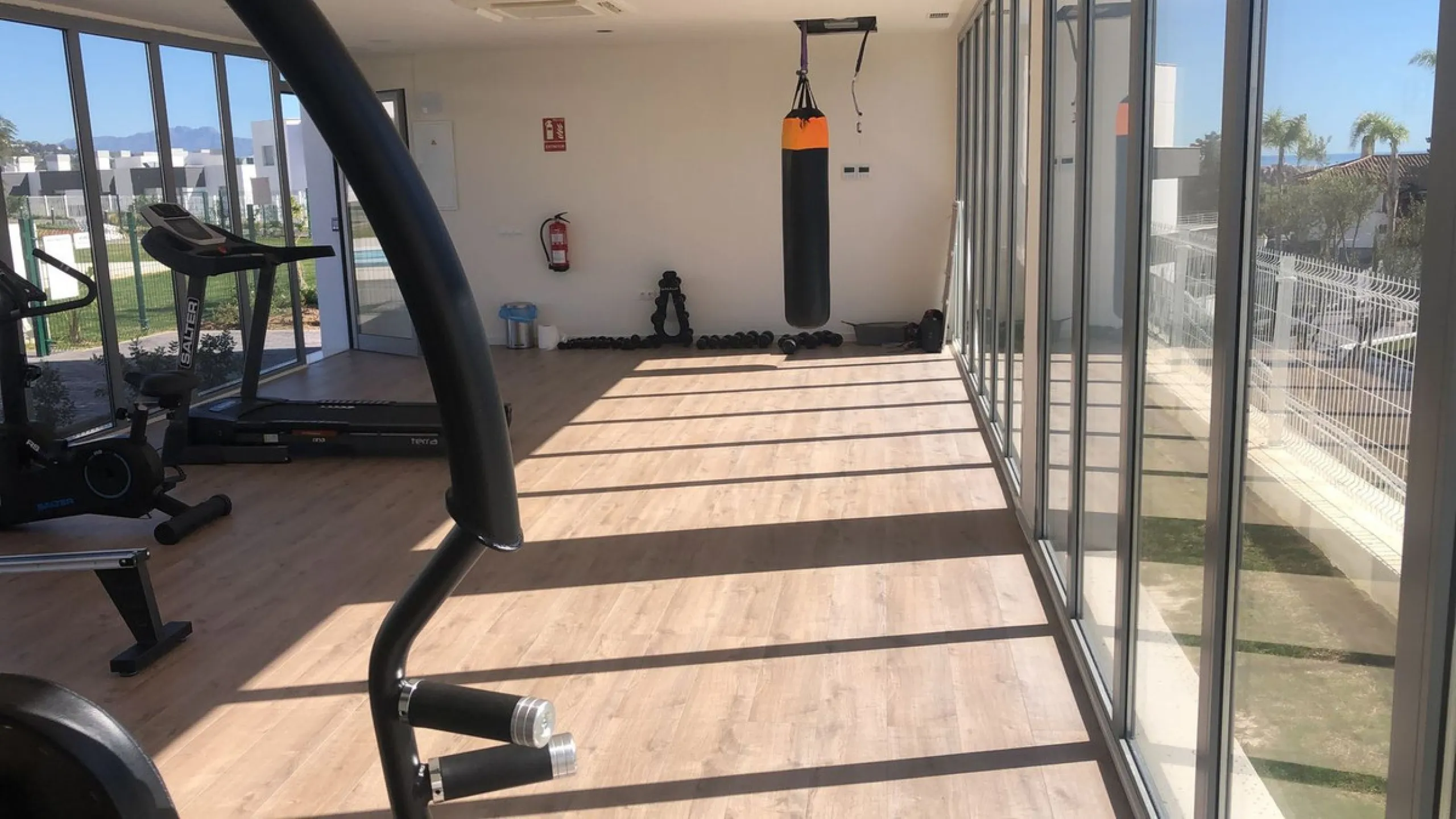 Apartment - Middle Floor Apartment в продаже в Estepona, Málaga. В доме 2 спален и 2 ванных комнат. Площадь дома 85 м²
