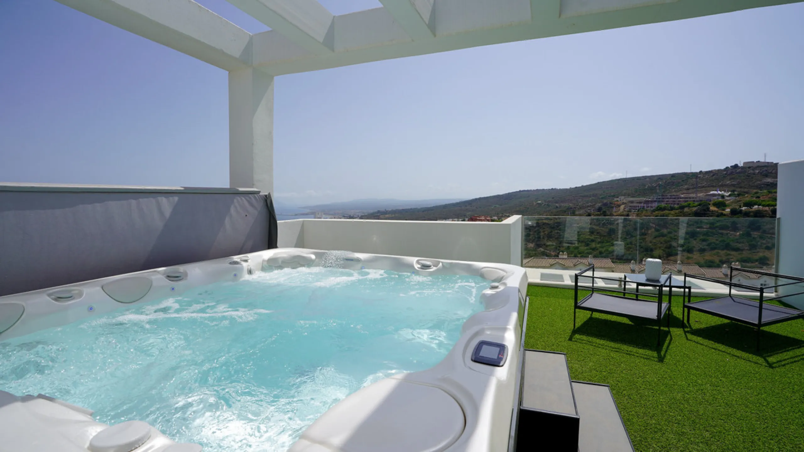 This beautifully furnished 3-bedroom semi-detached house is located in the sought-after Bahía de las Rocas area of Manilva, perfectly positioned between Sotogrande and La Duquesa. Set within a secure gated community, this south-facing property offers brea