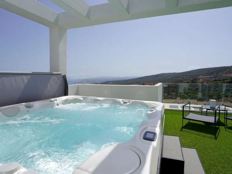 This beautifully furnished 3-bedroom semi-detached house is located in the sought-after Bahía de las Rocas area of Manilva, perfectly positioned between Sotogrande and La Duquesa. Set within a secure gated community, this south-facing property offers brea