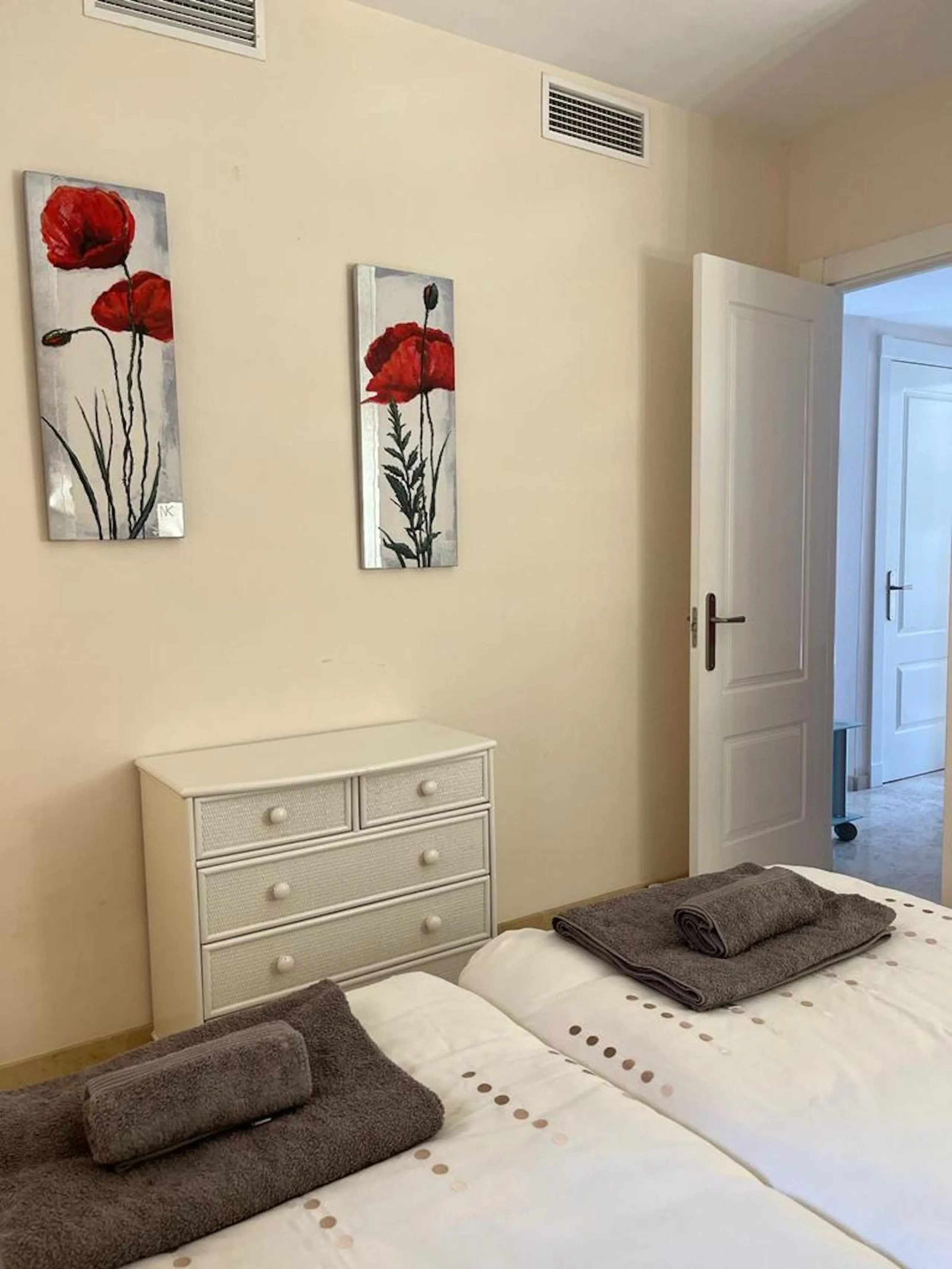 Beautiful holiday apartment, located in Calahonda Alto surrounded by tropical gardens and waterfalls.