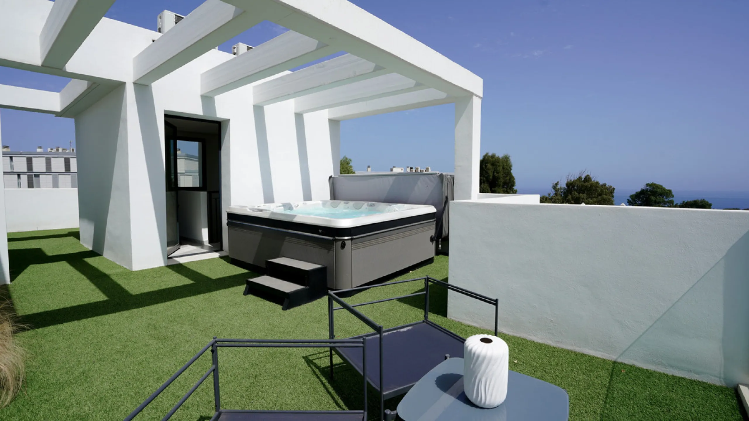 This beautifully furnished 3-bedroom semi-detached house is located in the sought-after Bahía de las Rocas area of Manilva, perfectly positioned between Sotogrande and La Duquesa. Set within a secure gated community, this south-facing property offers brea
