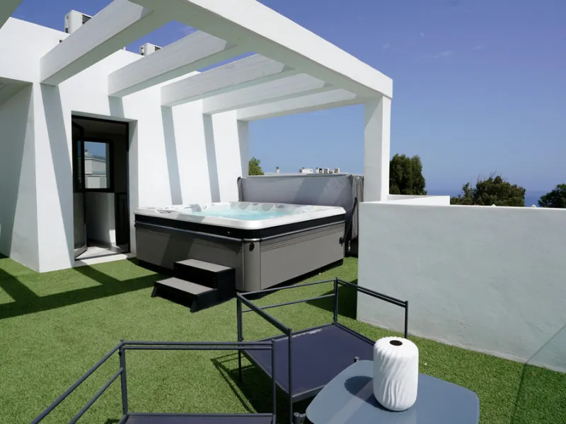 This beautifully furnished 3-bedroom semi-detached house is located in the sought-after Bahía de las Rocas area of Manilva, perfectly positioned between Sotogrande and La Duquesa. Set within a secure gated community, this south-facing property offers brea
