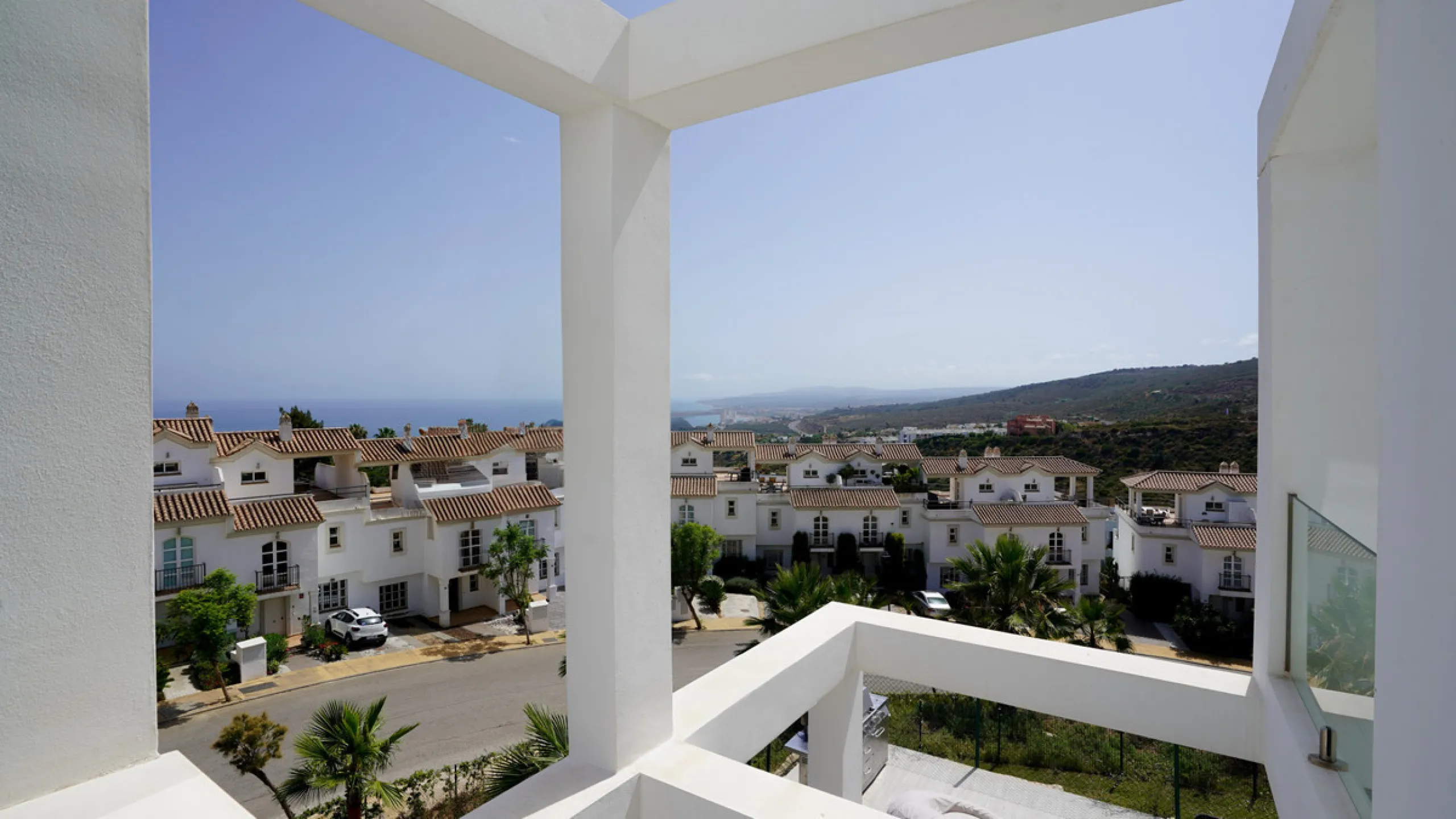 This beautifully furnished 3-bedroom semi-detached house is located in the sought-after Bahía de las Rocas area of Manilva, perfectly positioned between Sotogrande and La Duquesa. Set within a secure gated community, this south-facing property offers brea