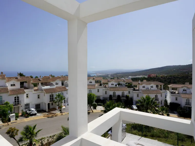 This beautifully furnished 3-bedroom semi-detached house is located in the sought-after Bahía de las Rocas area of Manilva, perfectly positioned between Sotogrande and La Duquesa. Set within a secure gated community, this south-facing property offers brea