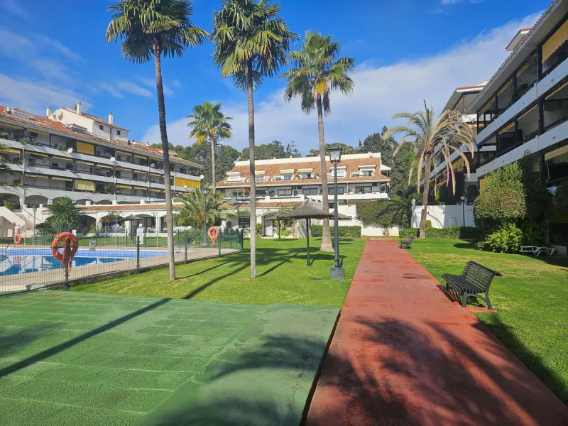 Discover this spectacular penthouse located on the famous golden mile of Marbella!, in the prestigious urbanization of La Carolina, an unbeatable location within walking distance of the beach, the center of Marbella and all kinds of services including pub