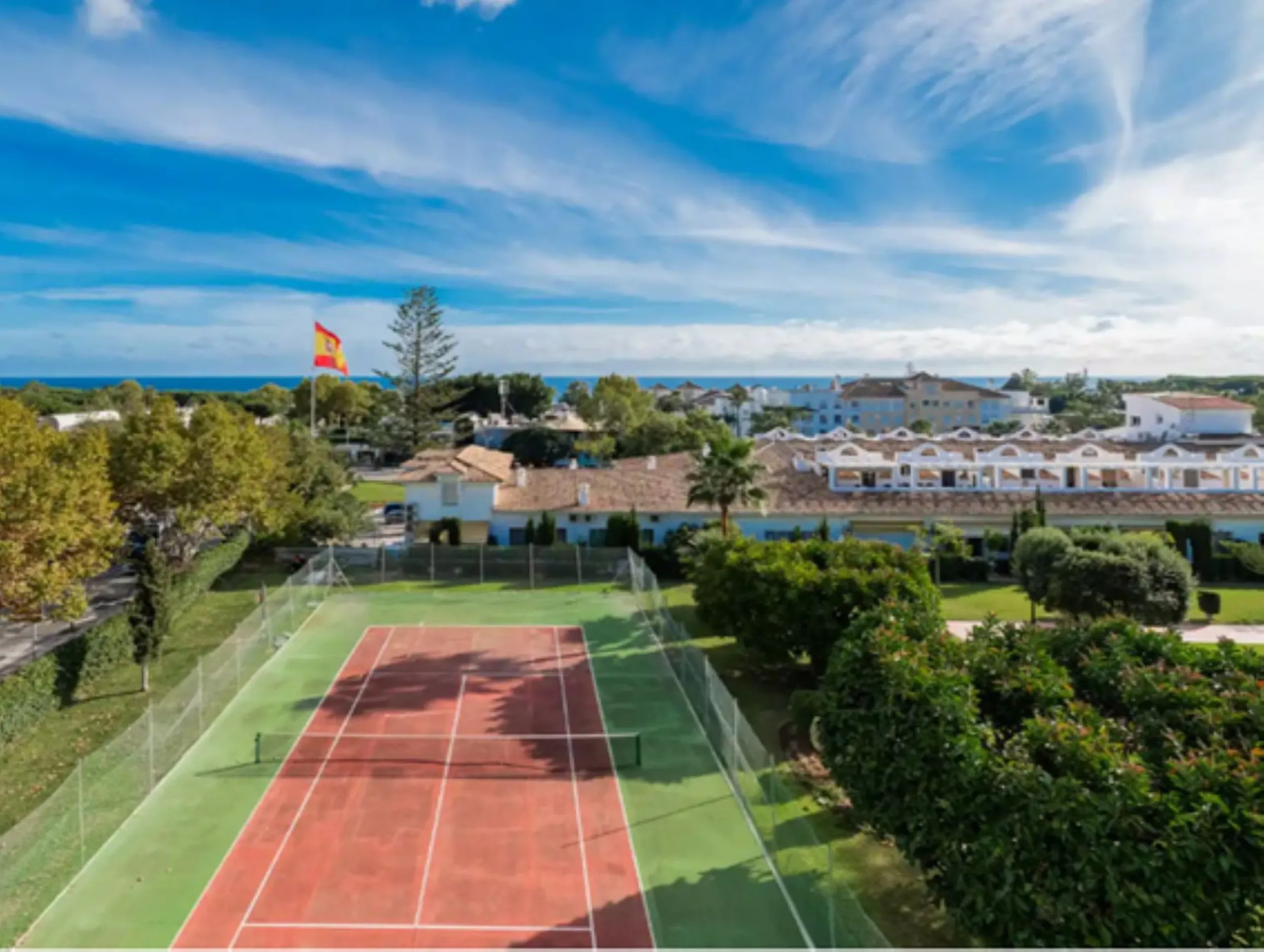 Discover this spectacular penthouse located on the famous golden mile of Marbella!, in the prestigious urbanization of La Carolina, an unbeatable location within walking distance of the beach, the center of Marbella and all kinds of services including pub
