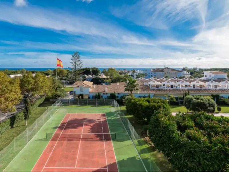Discover this spectacular penthouse located on the famous golden mile of Marbella!, in the prestigious urbanization of La Carolina, an unbeatable location within walking distance of the beach, the center of Marbella and all kinds of services including pub