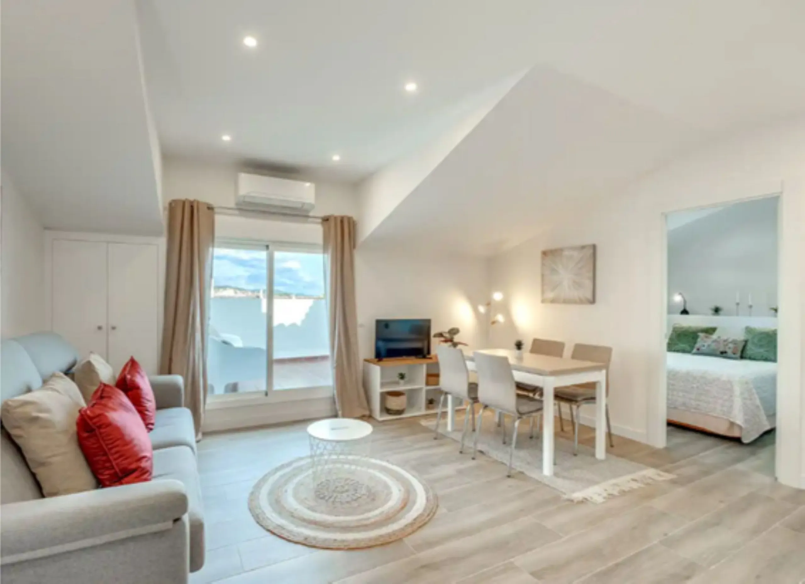 Discover this spectacular penthouse located on the famous golden mile of Marbella!, in the prestigious urbanization of La Carolina, an unbeatable location within walking distance of the beach, the center of Marbella and all kinds of services including pub