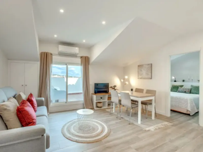 Discover this spectacular penthouse located on the famous golden mile of Marbella!, in the prestigious urbanization of La Carolina, an unbeatable location within walking distance of the beach, the center of Marbella and all kinds of services including pub