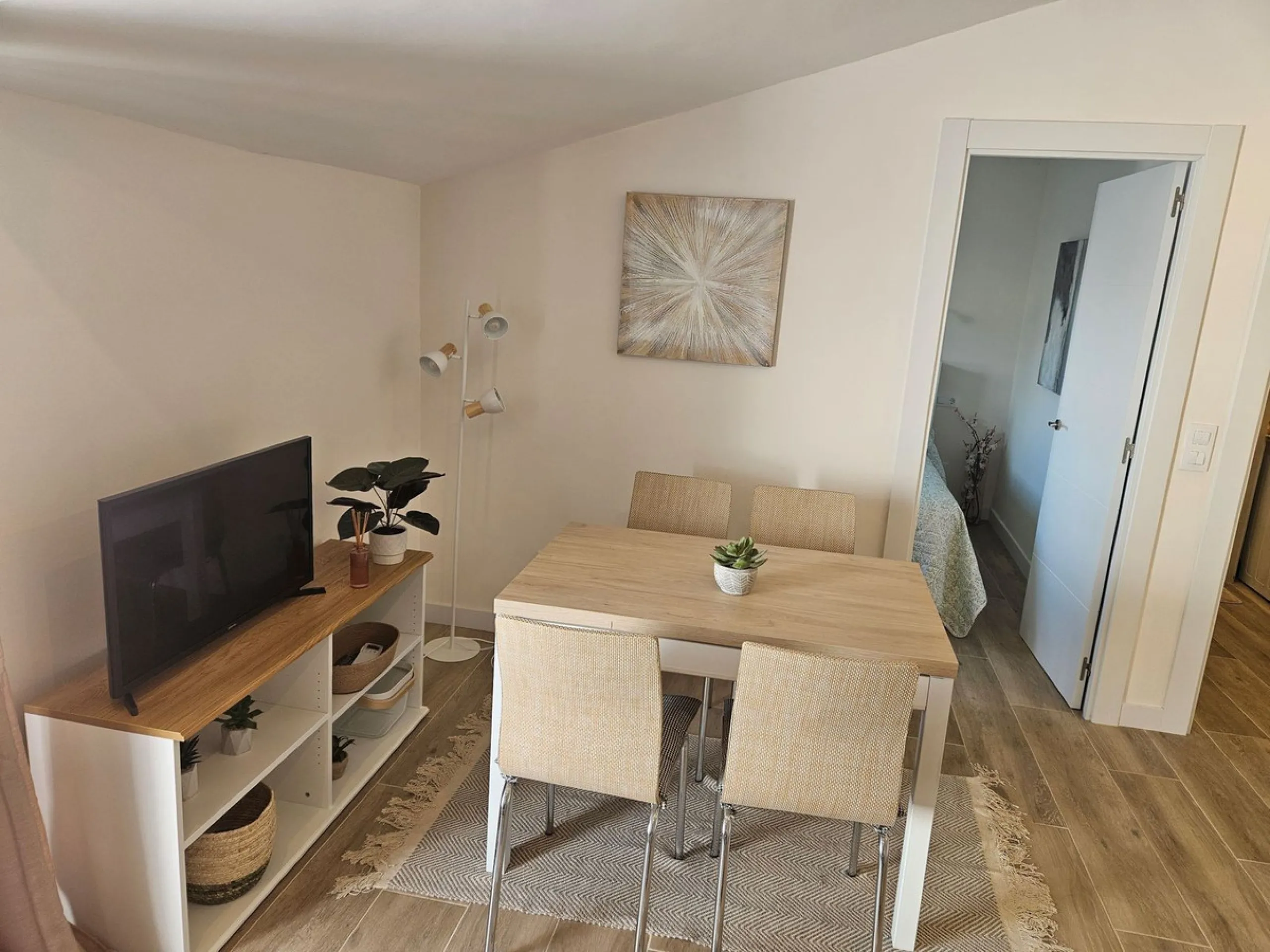 Discover this spectacular penthouse located on the famous golden mile of Marbella!, in the prestigious urbanization of La Carolina, an unbeatable location within walking distance of the beach, the center of Marbella and all kinds of services including pub