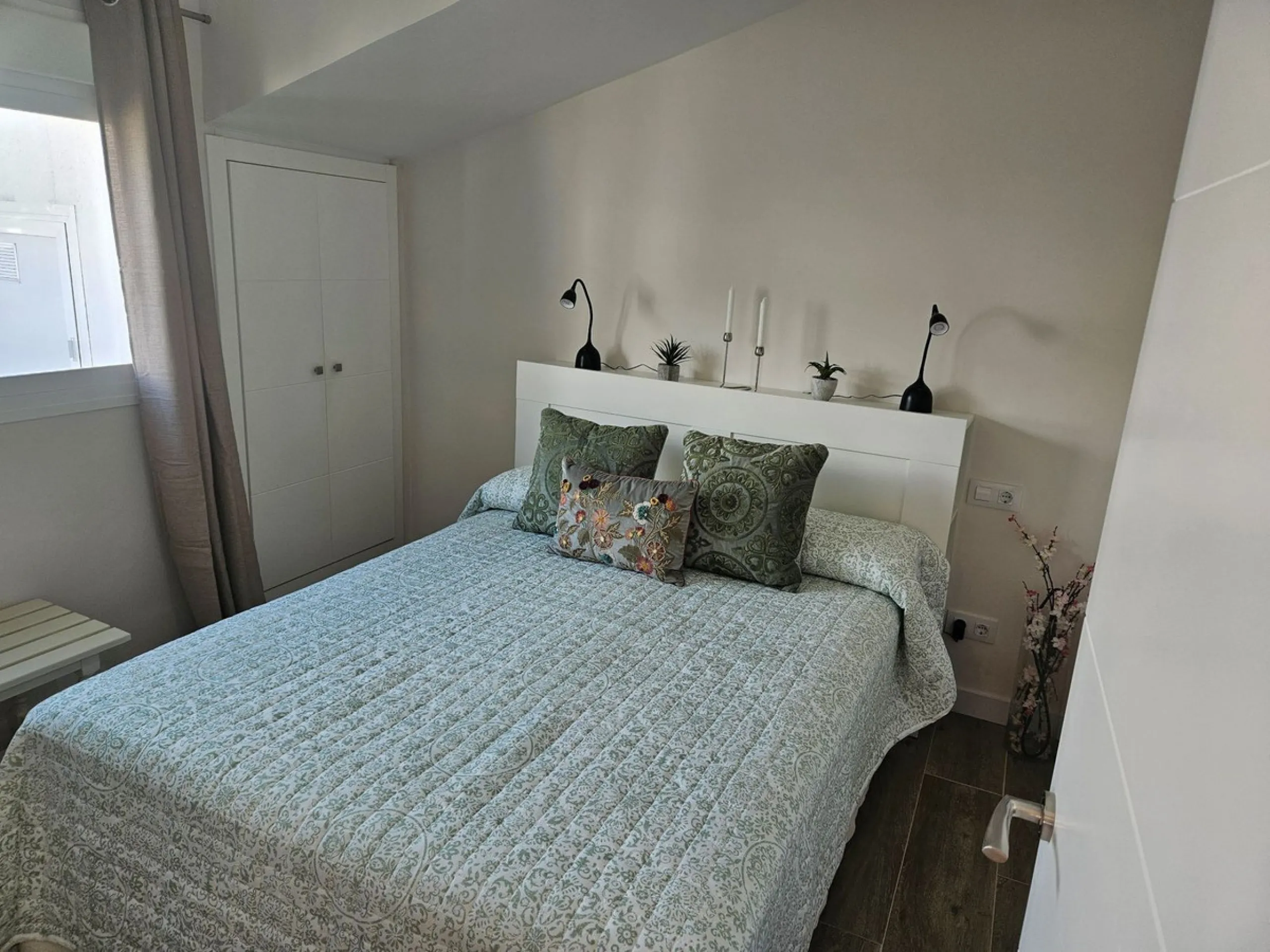 Discover this spectacular penthouse located on the famous golden mile of Marbella!, in the prestigious urbanization of La Carolina, an unbeatable location within walking distance of the beach, the center of Marbella and all kinds of services including pub