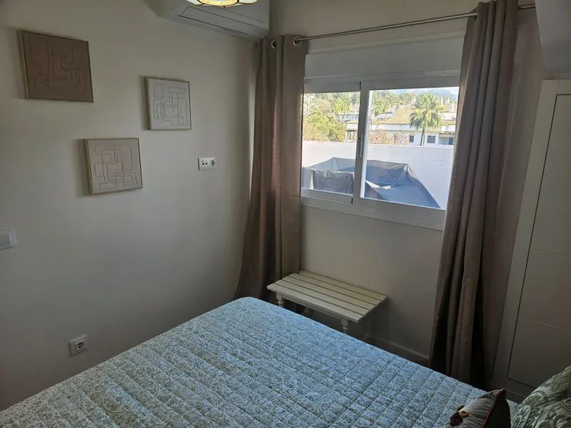 Discover this spectacular penthouse located on the famous golden mile of Marbella!, in the prestigious urbanization of La Carolina, an unbeatable location within walking distance of the beach, the center of Marbella and all kinds of services including pub