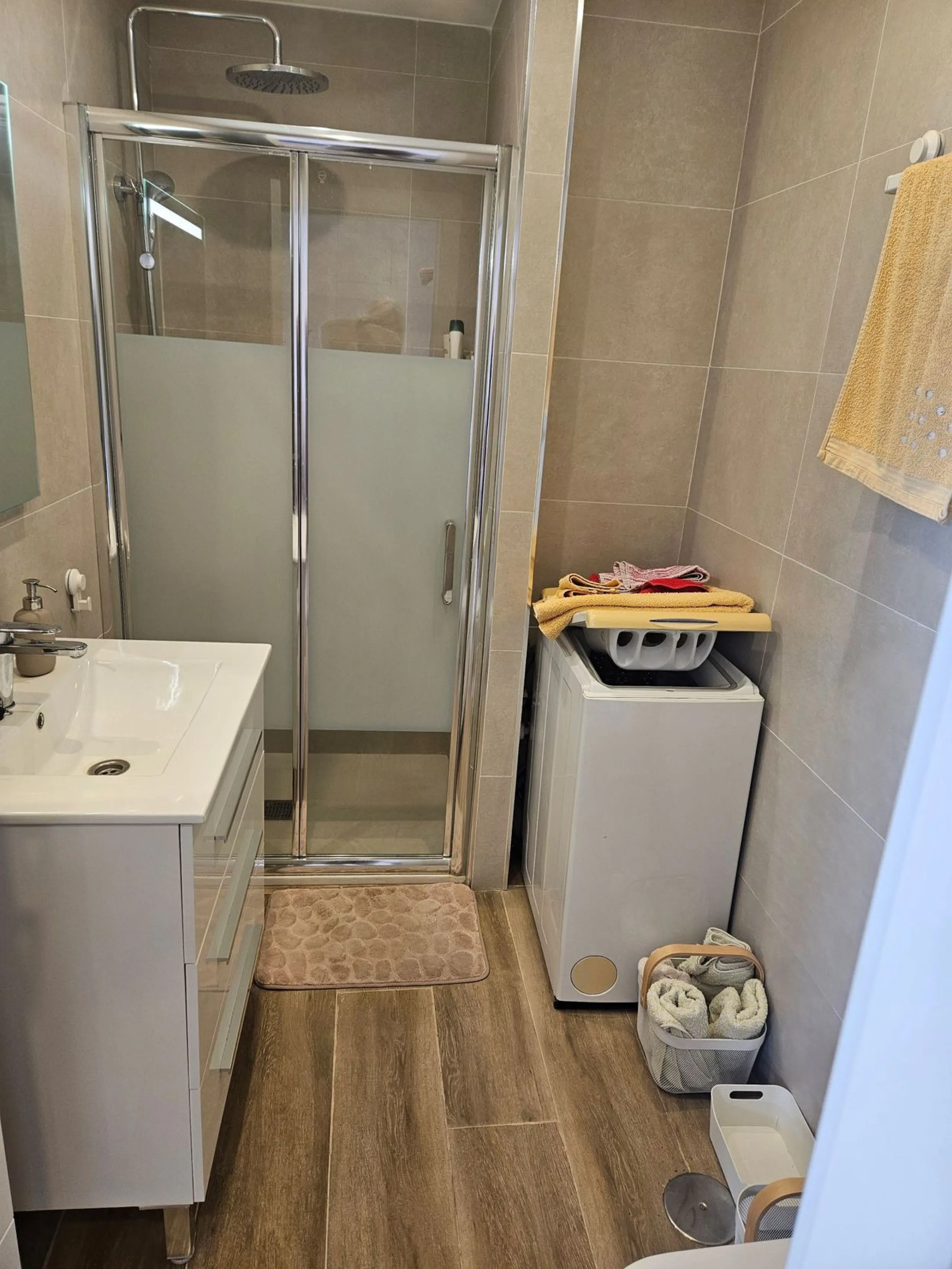 Discover this spectacular penthouse located on the famous golden mile of Marbella!, in the prestigious urbanization of La Carolina, an unbeatable location within walking distance of the beach, the center of Marbella and all kinds of services including pub
