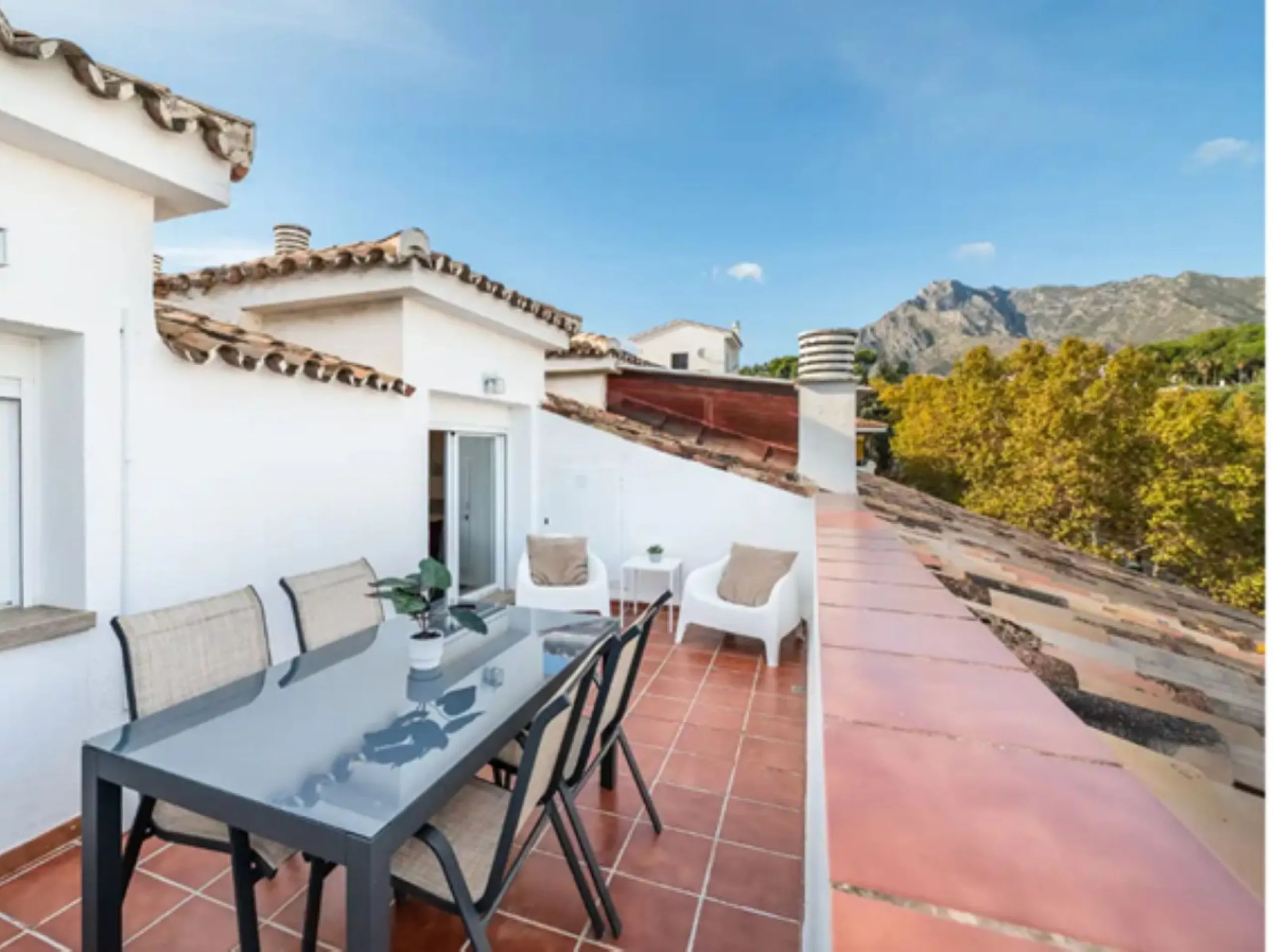 Discover this spectacular penthouse located on the famous golden mile of Marbella!, in the prestigious urbanization of La Carolina, an unbeatable location within walking distance of the beach, the center of Marbella and all kinds of services including pub