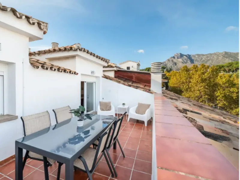 Discover this spectacular penthouse located on the famous golden mile of Marbella!, in the prestigious urbanization of La Carolina, an unbeatable location within walking distance of the beach, the center of Marbella and all kinds of services including pub